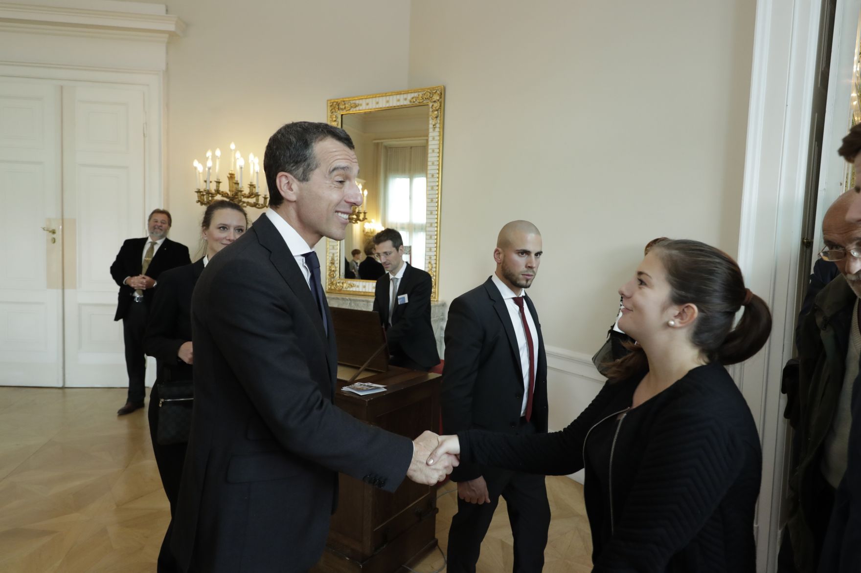 Am 26. Oktober 2016 empfing Bundeskanzler Christian Kern im Rahmen des Nationalfeiertages Besucherinnen und Besucher im Bundeskanzleramt.