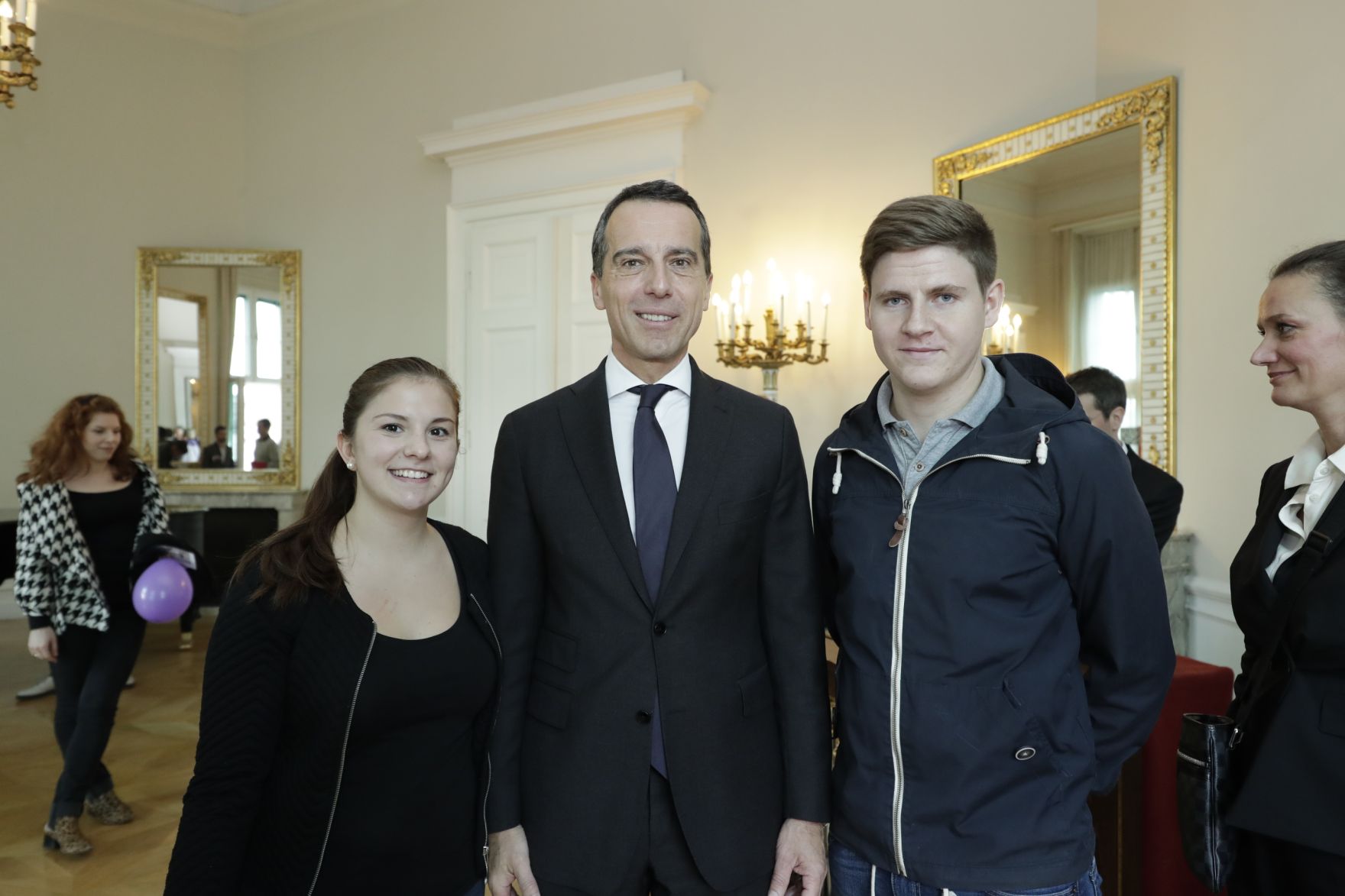 Am 26. Oktober 2016 empfing Bundeskanzler Christian Kern im Rahmen des Nationalfeiertages Besucherinnen und Besucher im Bundeskanzleramt.