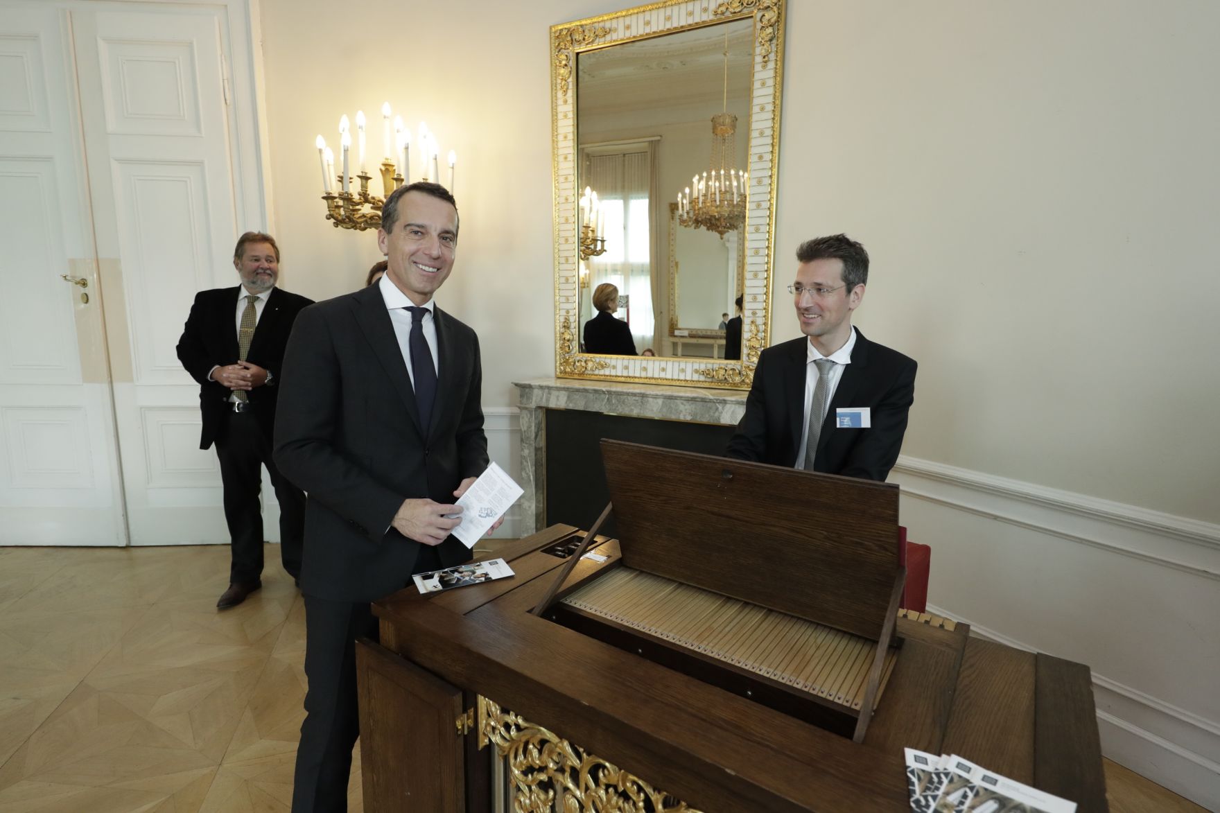 Am 26. Oktober 2016 empfing Bundeskanzler Christian Kern im Rahmen des Nationalfeiertages Besucherinnen und Besucher im Bundeskanzleramt.