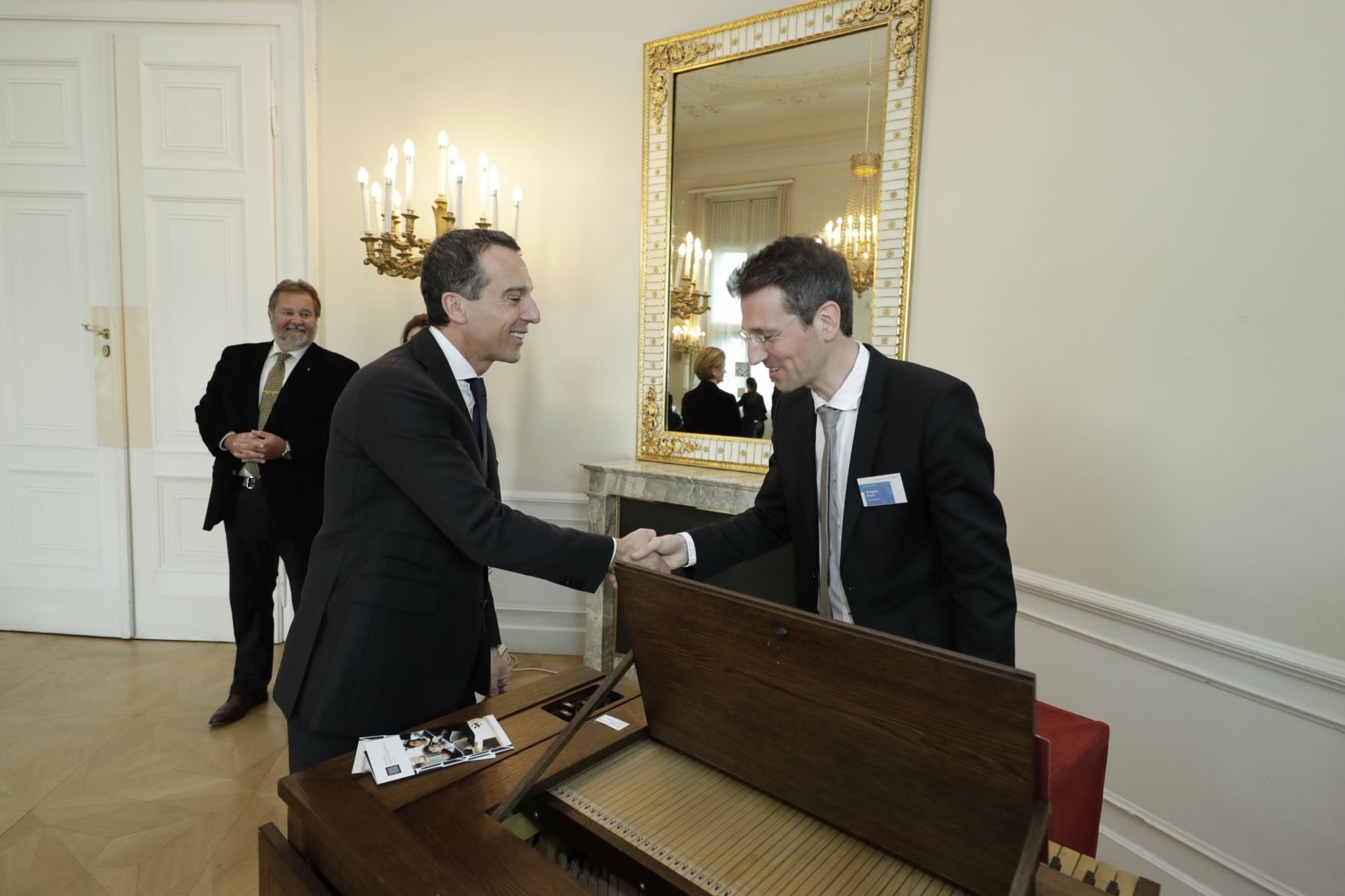 Am 26. Oktober 2016 empfing Bundeskanzler Christian Kern im Rahmen des Nationalfeiertages Besucherinnen und Besucher im Bundeskanzleramt.