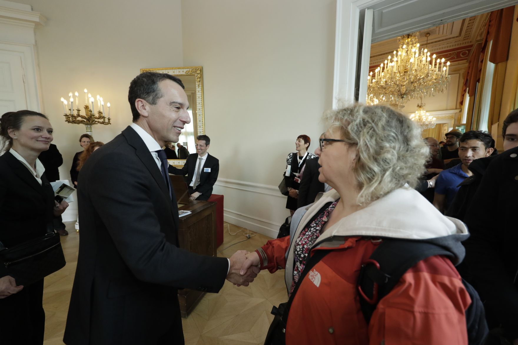 Am 26. Oktober 2016 empfing Bundeskanzler Christian Kern im Rahmen des Nationalfeiertages Besucherinnen und Besucher im Bundeskanzleramt.