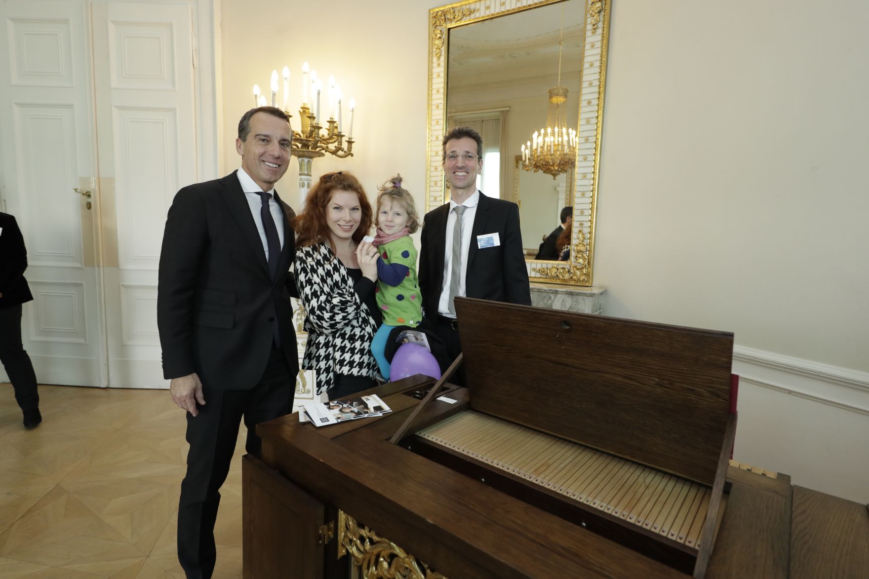 Am 26. Oktober 2016 empfing Bundeskanzler Christian Kern im Rahmen des Nationalfeiertages Besucherinnen und Besucher im Bundeskanzleramt.