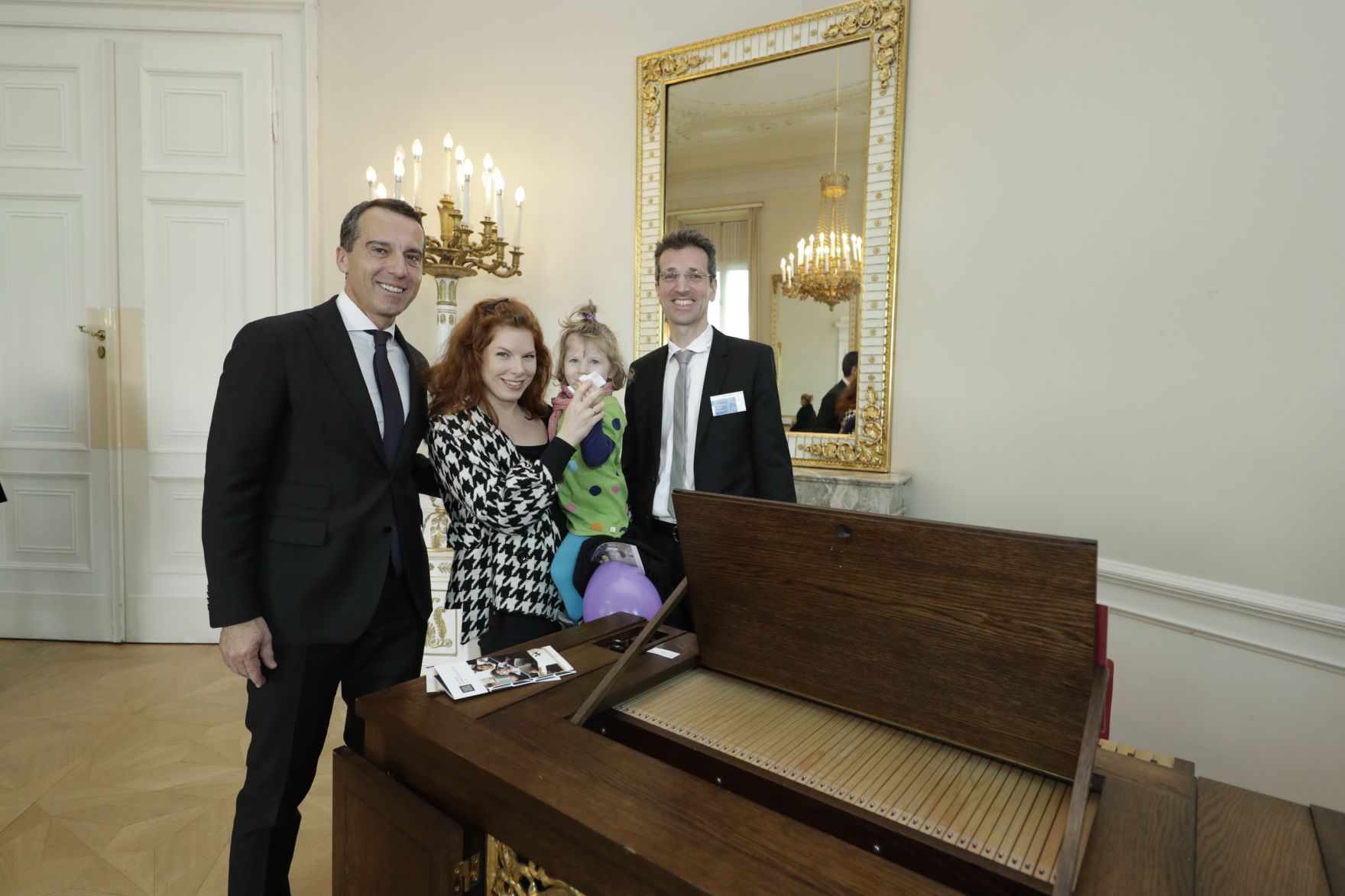 Am 26. Oktober 2016 empfing Bundeskanzler Christian Kern im Rahmen des Nationalfeiertages Besucherinnen und Besucher im Bundeskanzleramt.