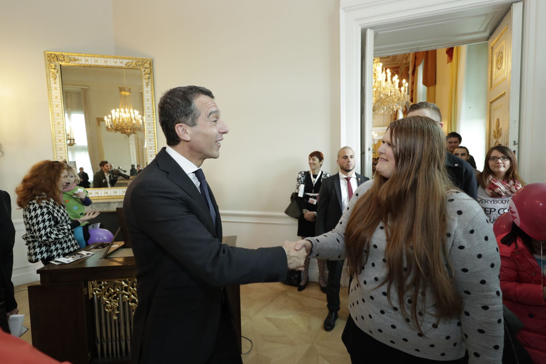 Am 26. Oktober 2016 empfing Bundeskanzler Christian Kern im Rahmen des Nationalfeiertages Besucherinnen und Besucher im Bundeskanzleramt.