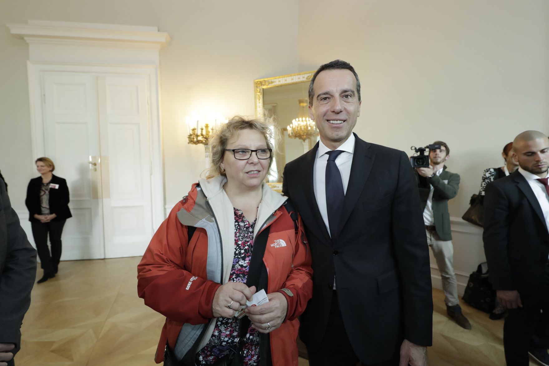 Am 26. Oktober 2016 empfing Bundeskanzler Christian Kern im Rahmen des Nationalfeiertages Besucherinnen und Besucher im Bundeskanzleramt.
