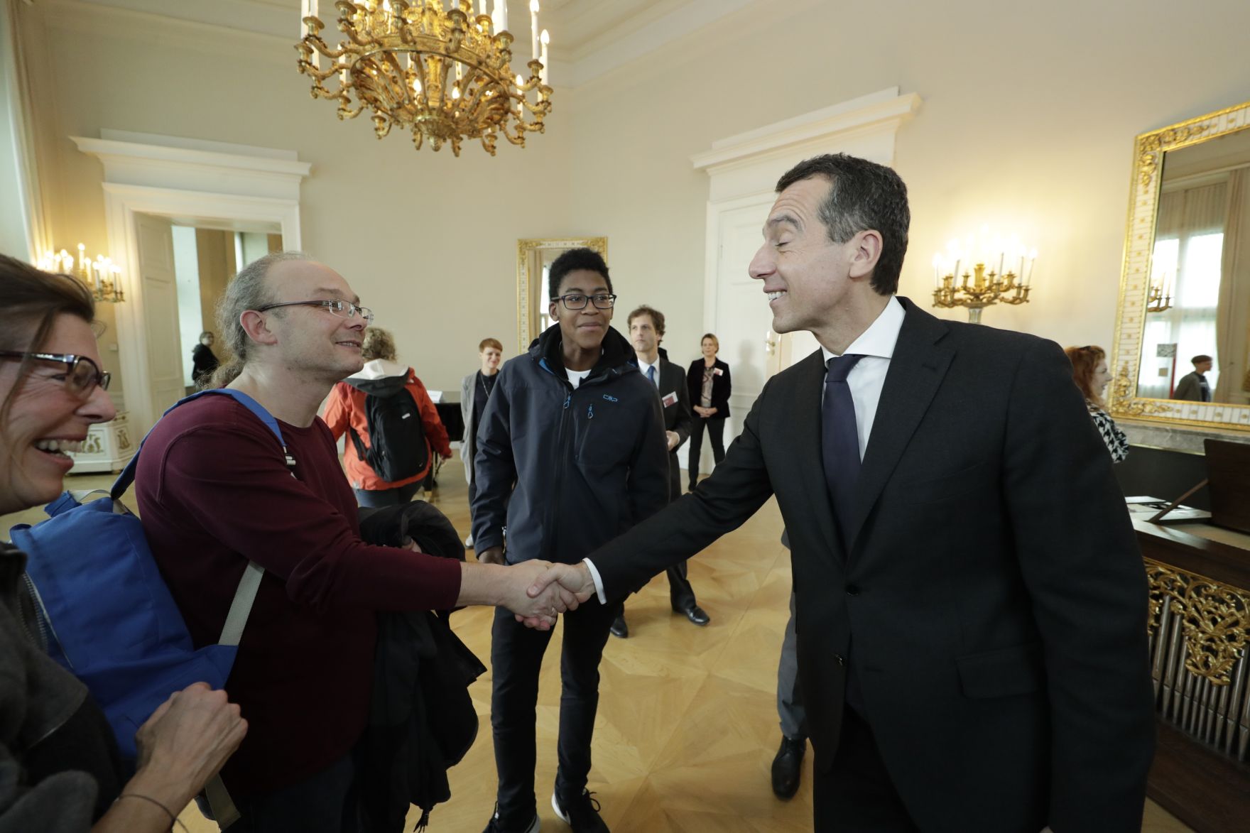 Am 26. Oktober 2016 empfing Bundeskanzler Christian Kern im Rahmen des Nationalfeiertages Besucherinnen und Besucher im Bundeskanzleramt.