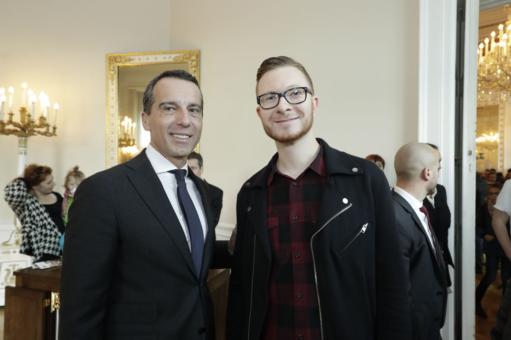Am 26. Oktober 2016 empfing Bundeskanzler Christian Kern im Rahmen des Nationalfeiertages Besucherinnen und Besucher im Bundeskanzleramt.