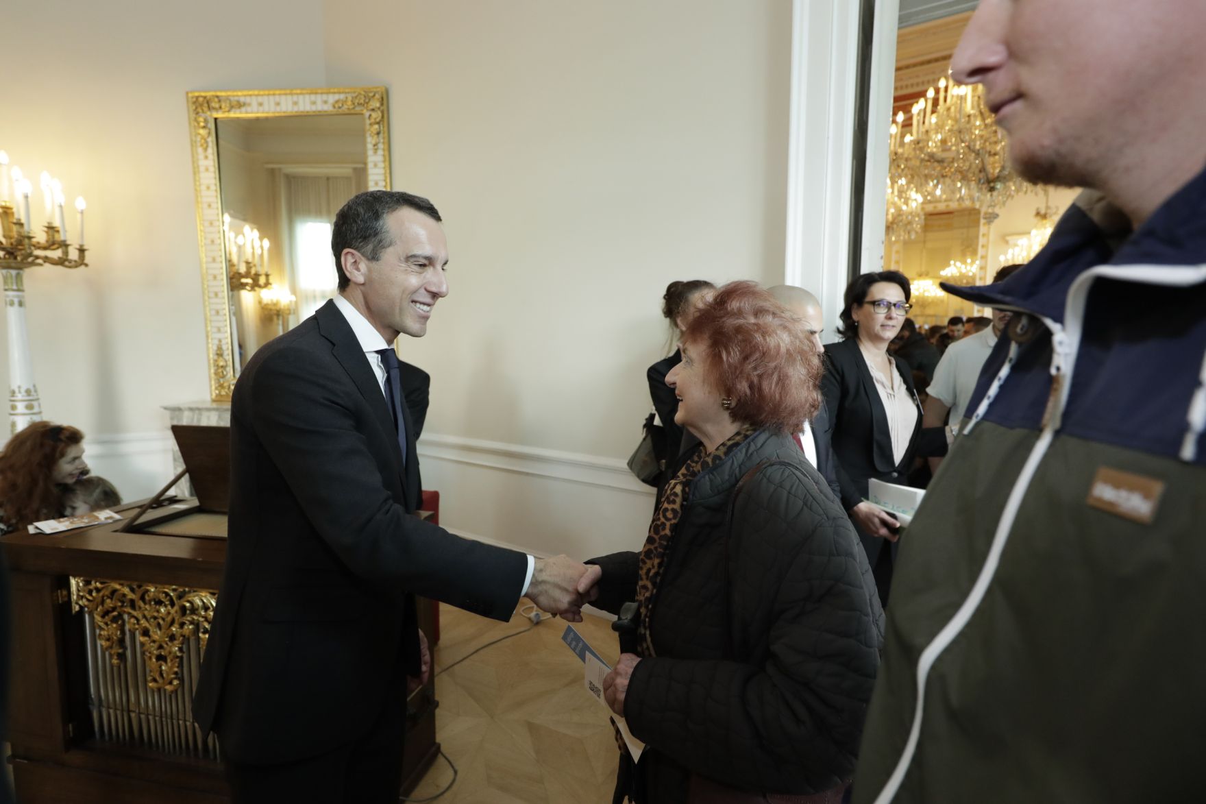 Am 26. Oktober 2016 empfing Bundeskanzler Christian Kern im Rahmen des Nationalfeiertages Besucherinnen und Besucher im Bundeskanzleramt.