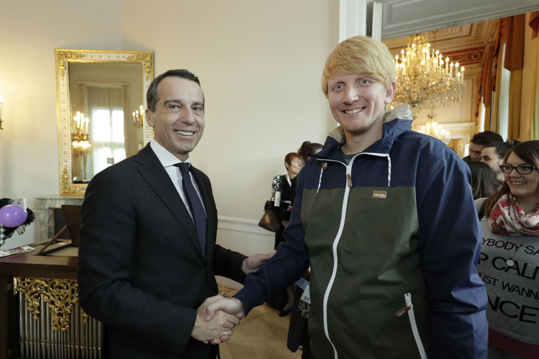 Am 26. Oktober 2016 empfing Bundeskanzler Christian Kern im Rahmen des Nationalfeiertages Besucherinnen und Besucher im Bundeskanzleramt.