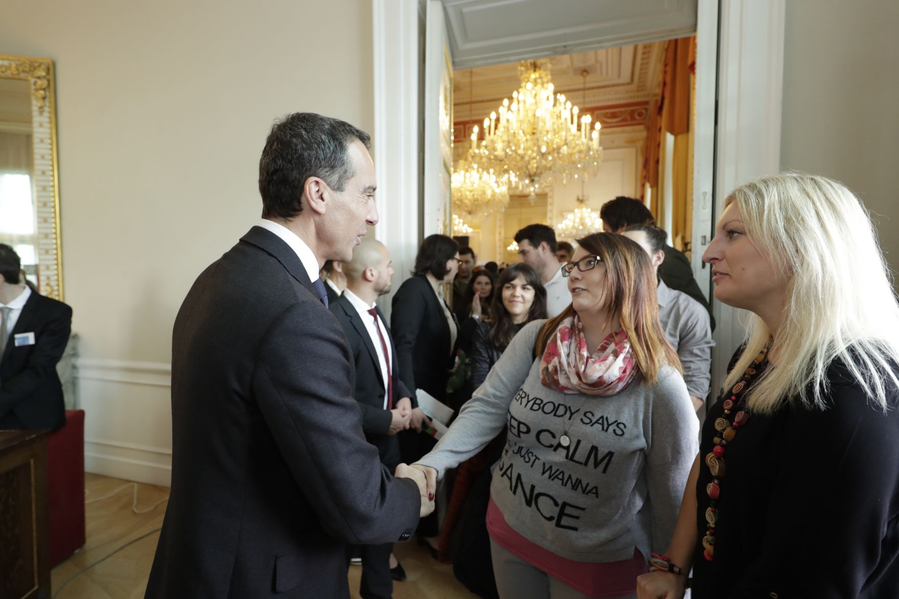 Am 26. Oktober 2016 empfing Bundeskanzler Christian Kern im Rahmen des Nationalfeiertages Besucherinnen und Besucher im Bundeskanzleramt.