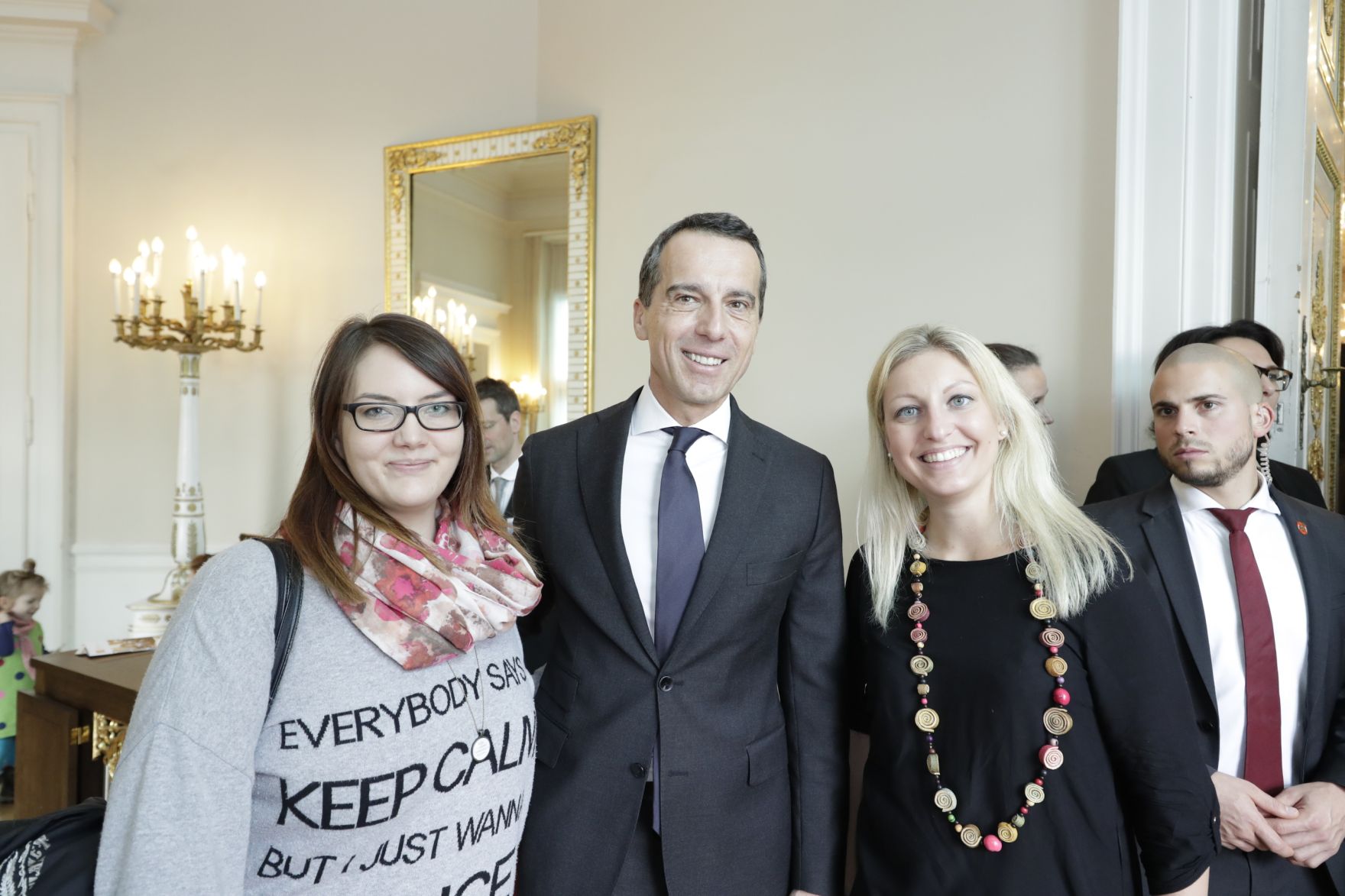 Am 26. Oktober 2016 empfing Bundeskanzler Christian Kern im Rahmen des Nationalfeiertages Besucherinnen und Besucher im Bundeskanzleramt.