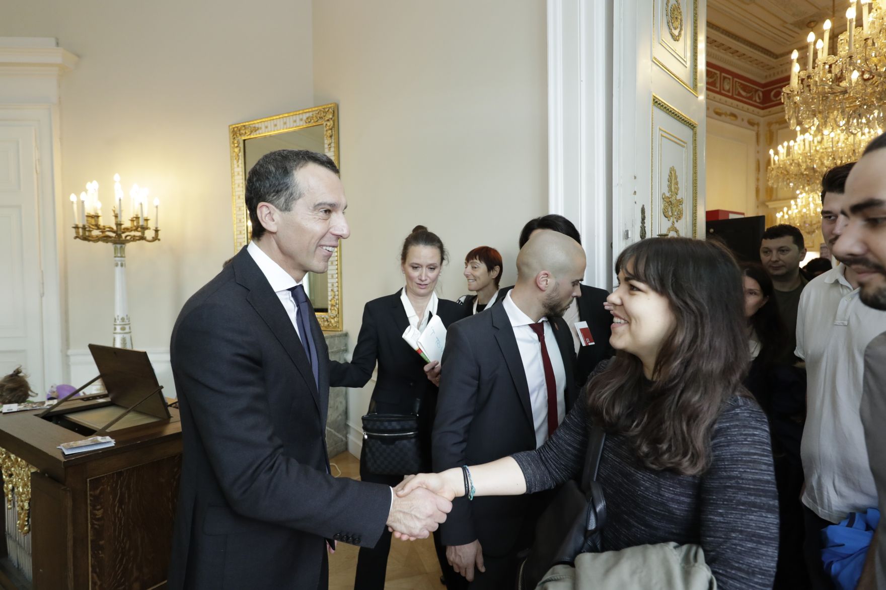 Am 26. Oktober 2016 empfing Bundeskanzler Christian Kern im Rahmen des Nationalfeiertages Besucherinnen und Besucher im Bundeskanzleramt.