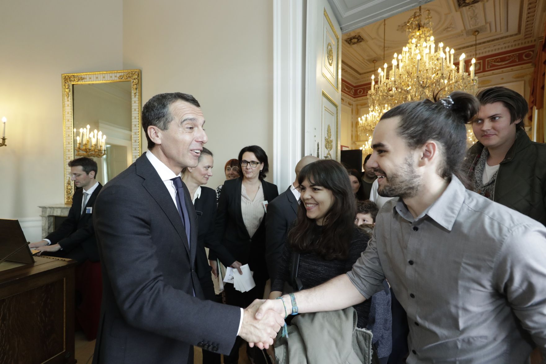 Am 26. Oktober 2016 empfing Bundeskanzler Christian Kern im Rahmen des Nationalfeiertages Besucherinnen und Besucher im Bundeskanzleramt.