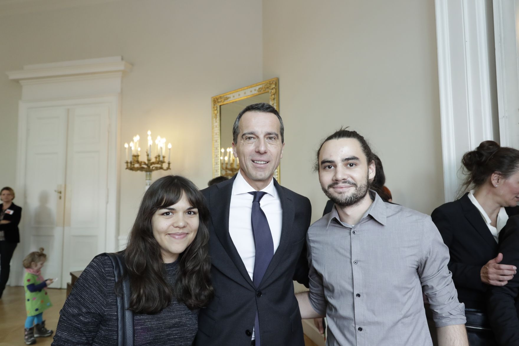 Am 26. Oktober 2016 empfing Bundeskanzler Christian Kern im Rahmen des Nationalfeiertages Besucherinnen und Besucher im Bundeskanzleramt.