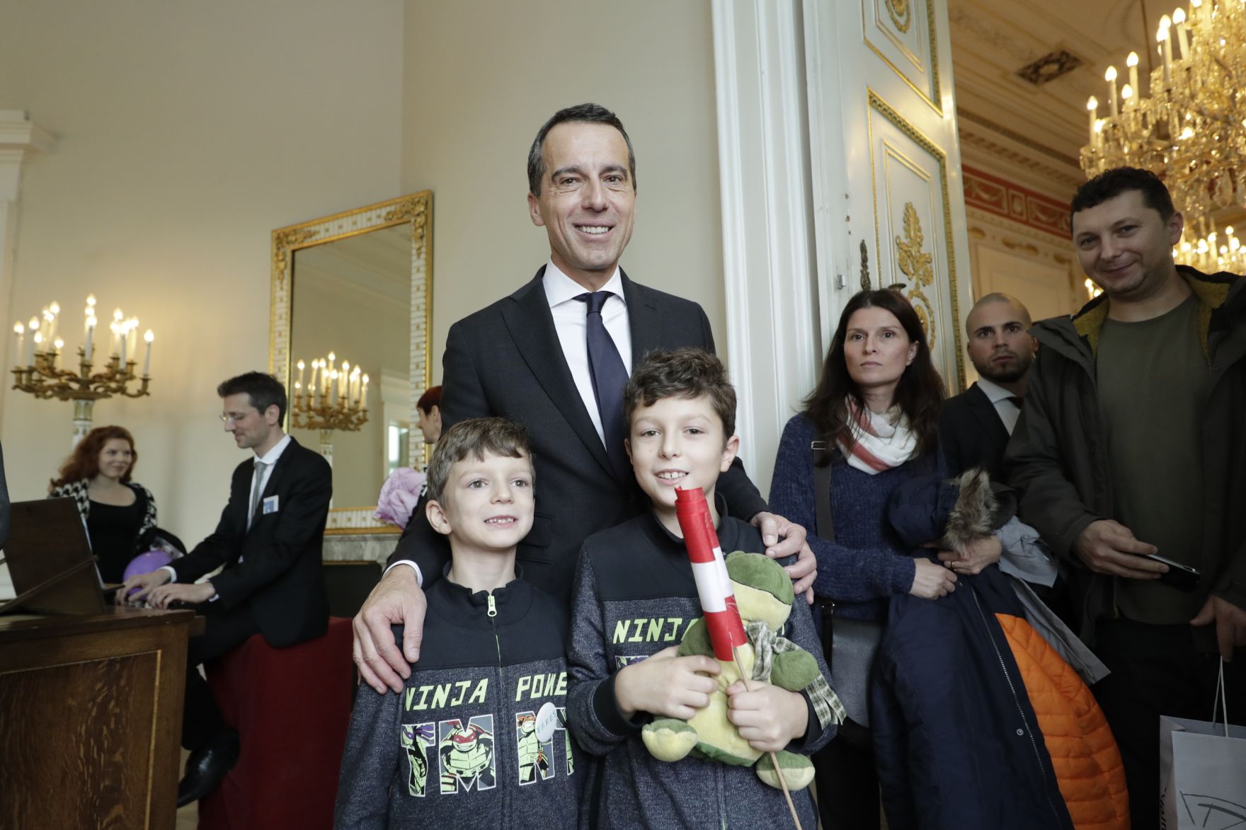 Am 26. Oktober 2016 empfing Bundeskanzler Christian Kern im Rahmen des Nationalfeiertages Besucherinnen und Besucher im Bundeskanzleramt.