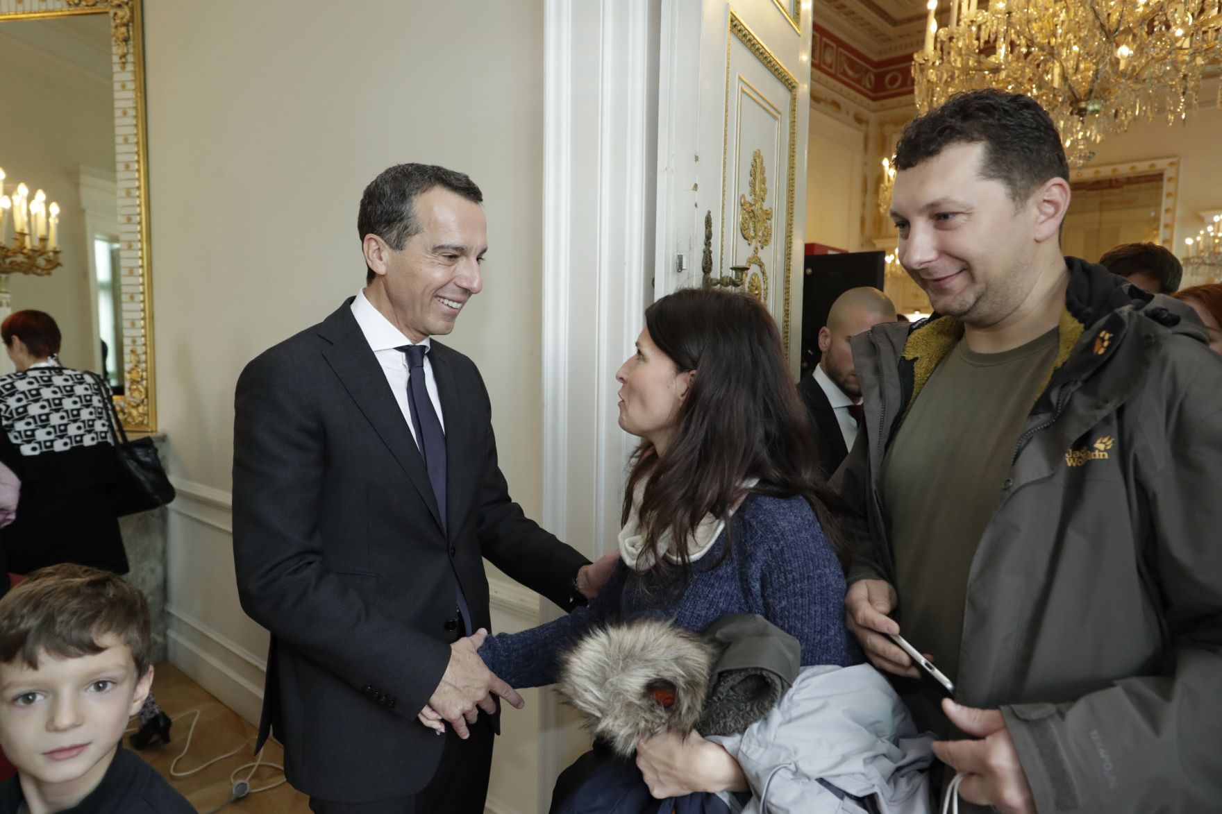 Am 26. Oktober 2016 empfing Bundeskanzler Christian Kern im Rahmen des Nationalfeiertages Besucherinnen und Besucher im Bundeskanzleramt.