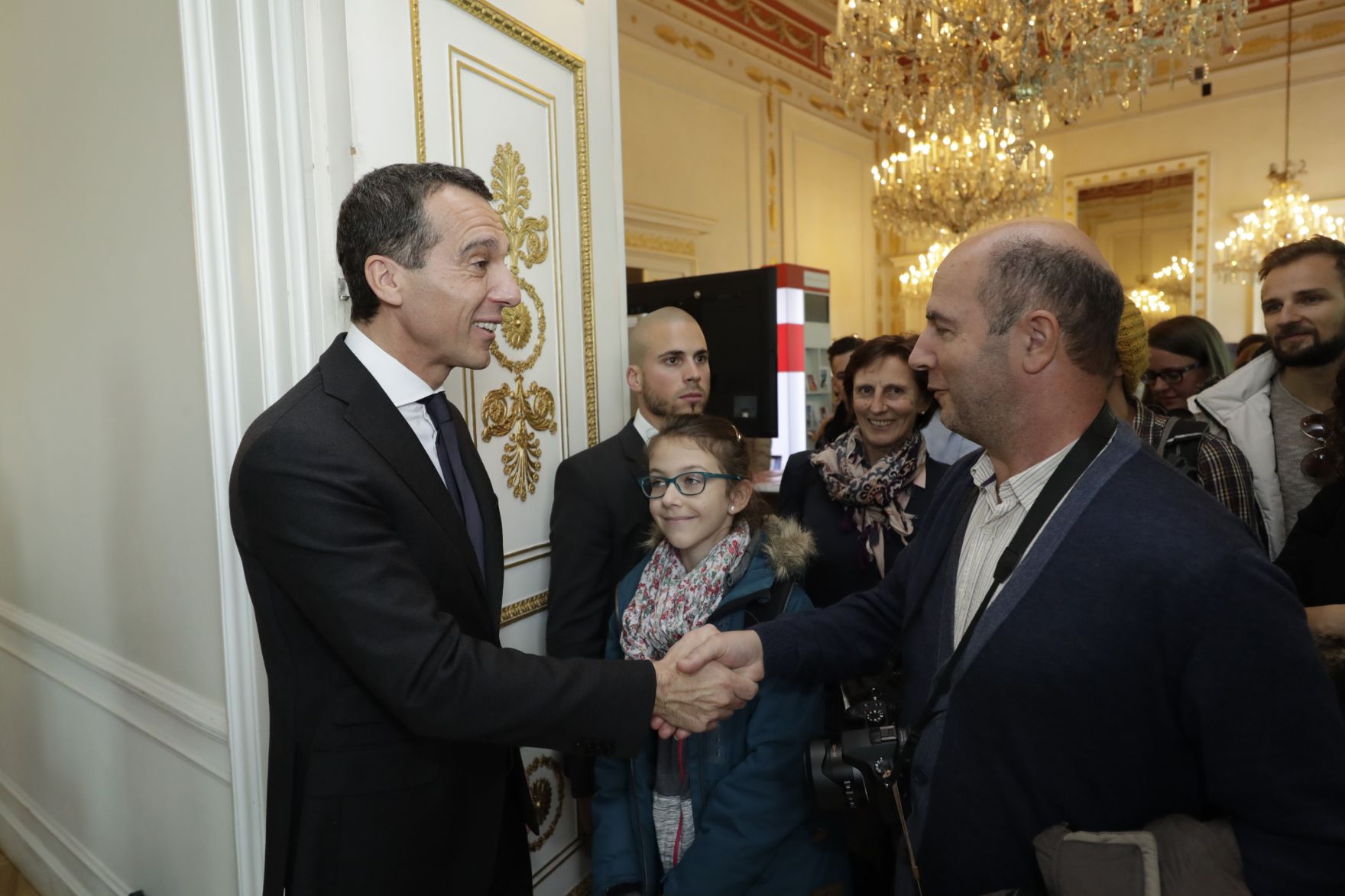 Am 26. Oktober 2016 empfing Bundeskanzler Christian Kern im Rahmen des Nationalfeiertages Besucherinnen und Besucher im Bundeskanzleramt.