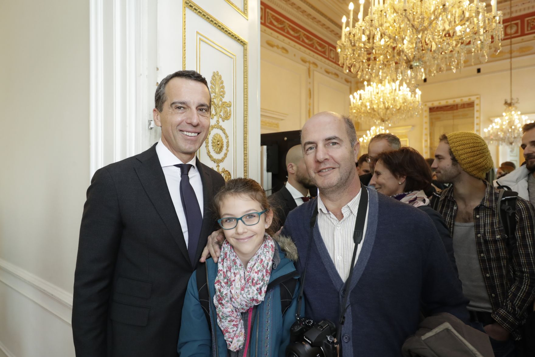Am 26. Oktober 2016 empfing Bundeskanzler Christian Kern im Rahmen des Nationalfeiertages Besucherinnen und Besucher im Bundeskanzleramt.