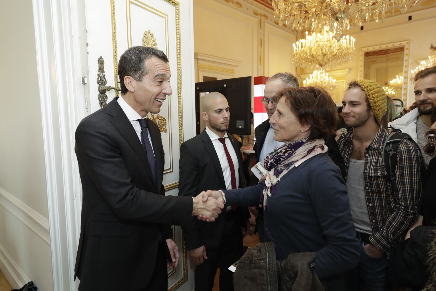 Am 26. Oktober 2016 empfing Bundeskanzler Christian Kern im Rahmen des Nationalfeiertages Besucherinnen und Besucher im Bundeskanzleramt.