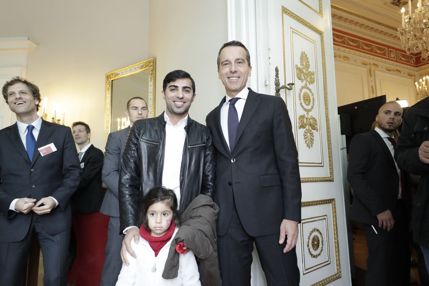 Am 26. Oktober 2016 empfing Bundeskanzler Christian Kern im Rahmen des Nationalfeiertages Besucherinnen und Besucher im Bundeskanzleramt.