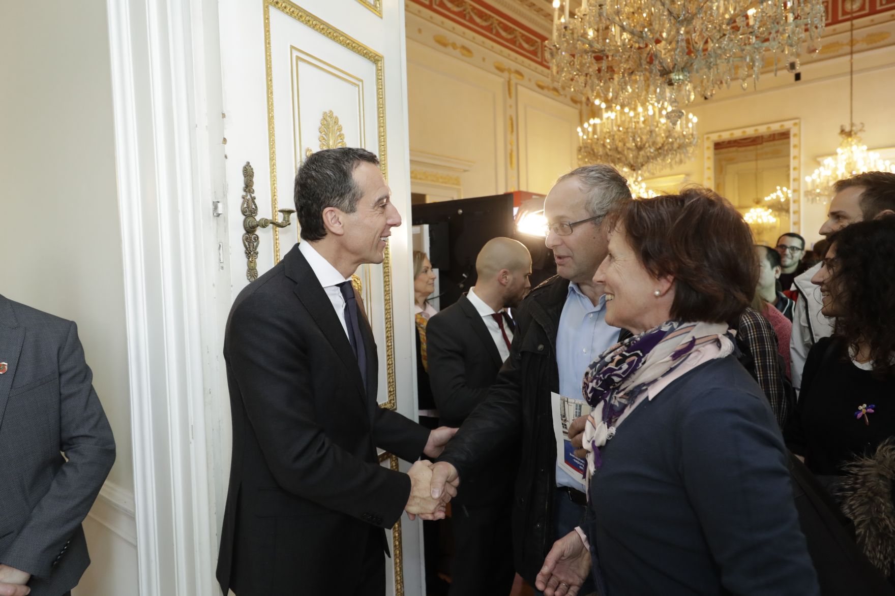 Am 26. Oktober 2016 empfing Bundeskanzler Christian Kern im Rahmen des Nationalfeiertages Besucherinnen und Besucher im Bundeskanzleramt.