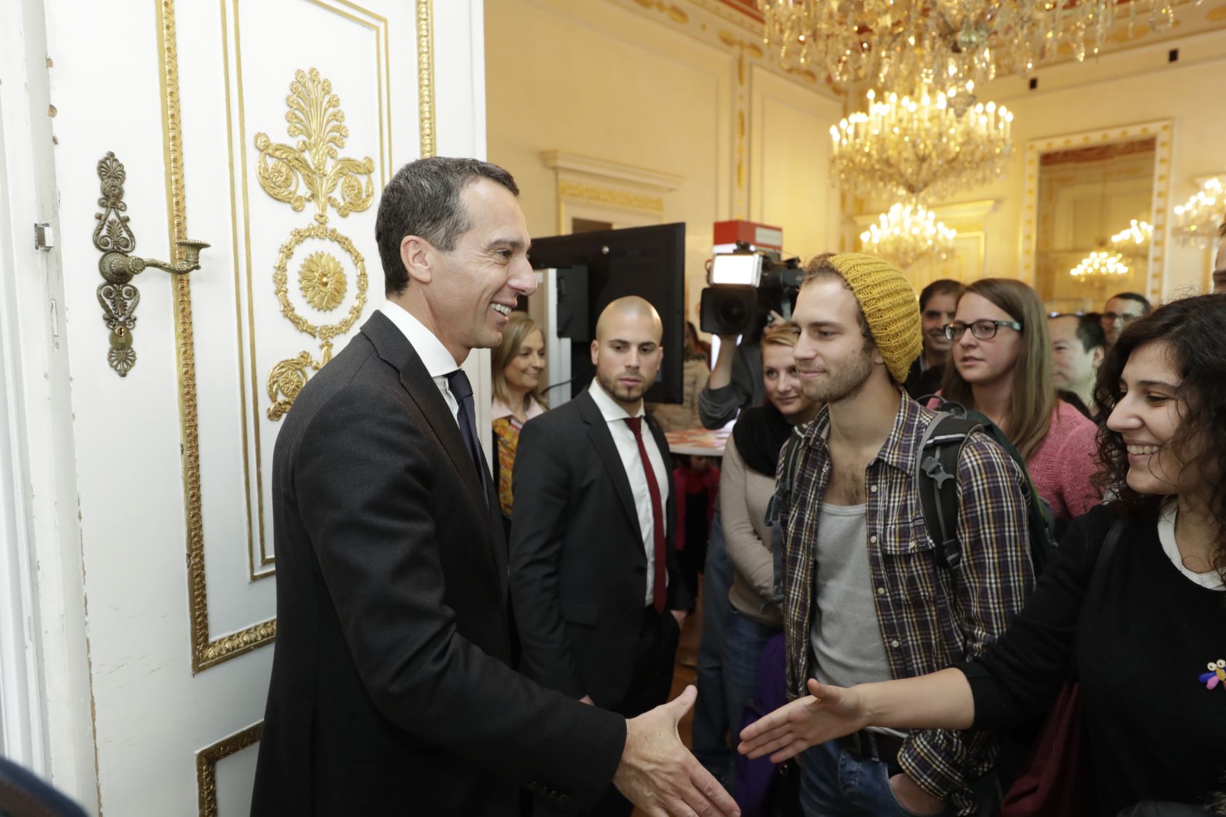 Am 26. Oktober 2016 empfing Bundeskanzler Christian Kern im Rahmen des Nationalfeiertages Besucherinnen und Besucher im Bundeskanzleramt.