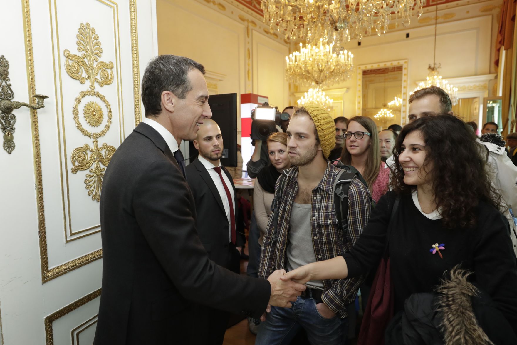 Am 26. Oktober 2016 empfing Bundeskanzler Christian Kern im Rahmen des Nationalfeiertages Besucherinnen und Besucher im Bundeskanzleramt.