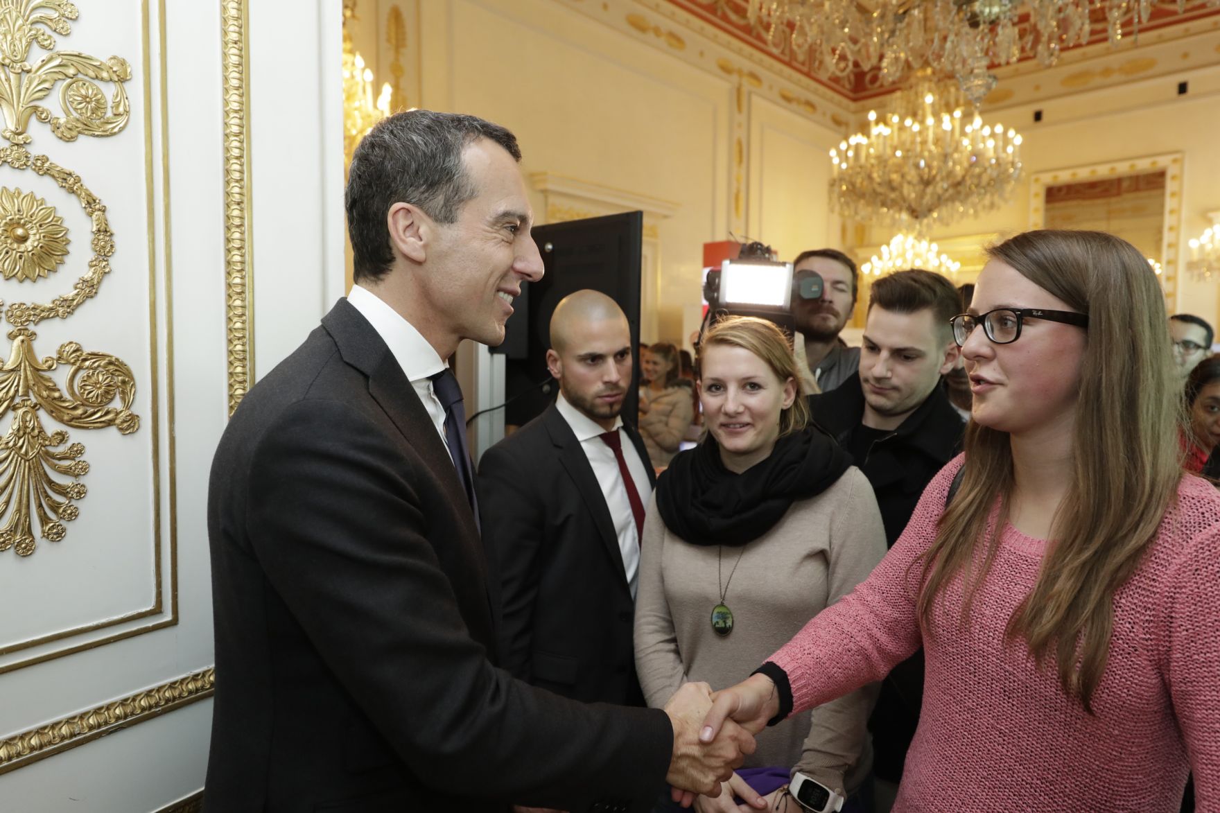 Am 26. Oktober 2016 empfing Bundeskanzler Christian Kern im Rahmen des Nationalfeiertages Besucherinnen und Besucher im Bundeskanzleramt.