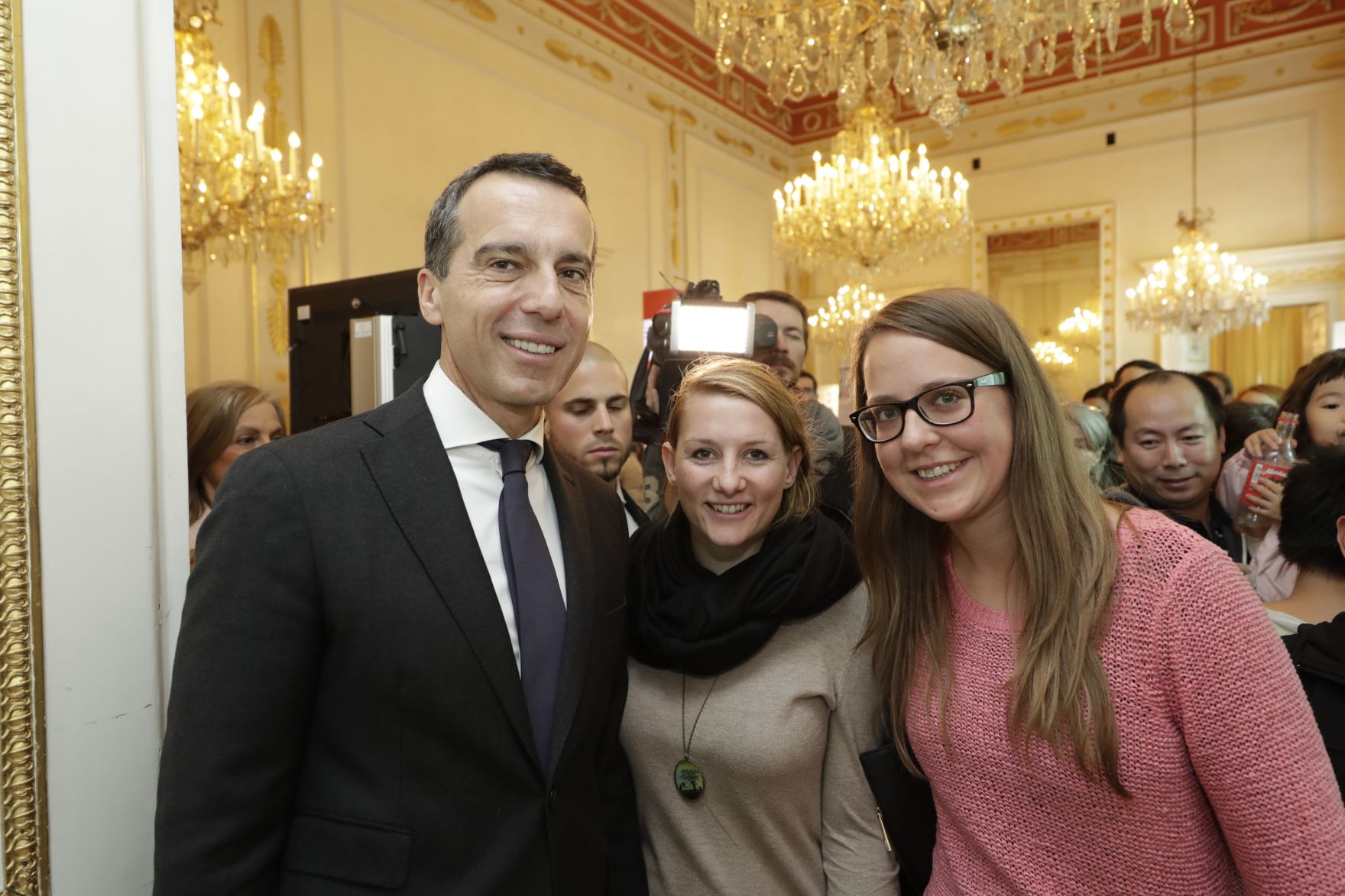 Am 26. Oktober 2016 empfing Bundeskanzler Christian Kern im Rahmen des Nationalfeiertages Besucherinnen und Besucher im Bundeskanzleramt.