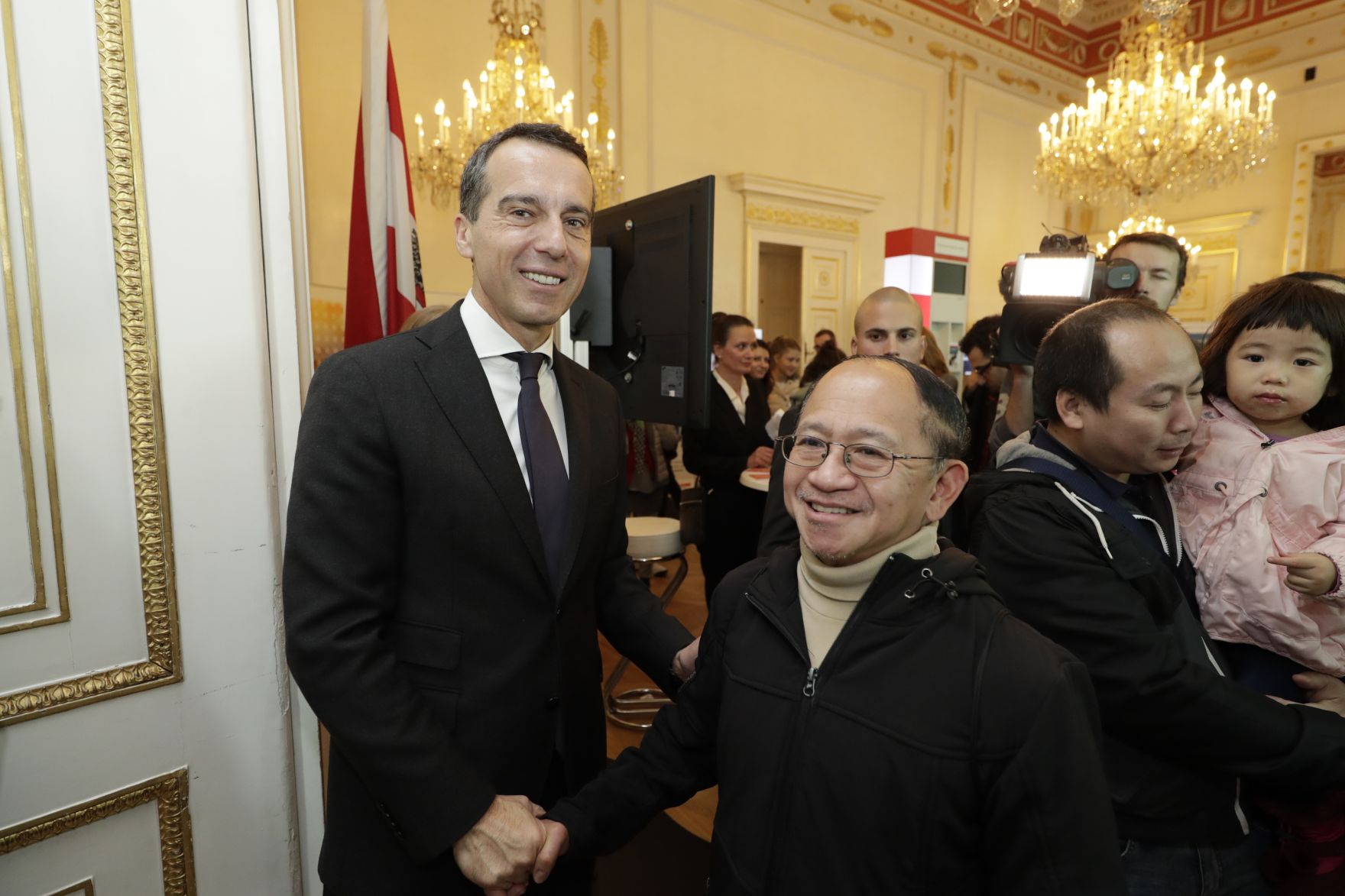 Am 26. Oktober 2016 empfing Bundeskanzler Christian Kern im Rahmen des Nationalfeiertages Besucherinnen und Besucher im Bundeskanzleramt.