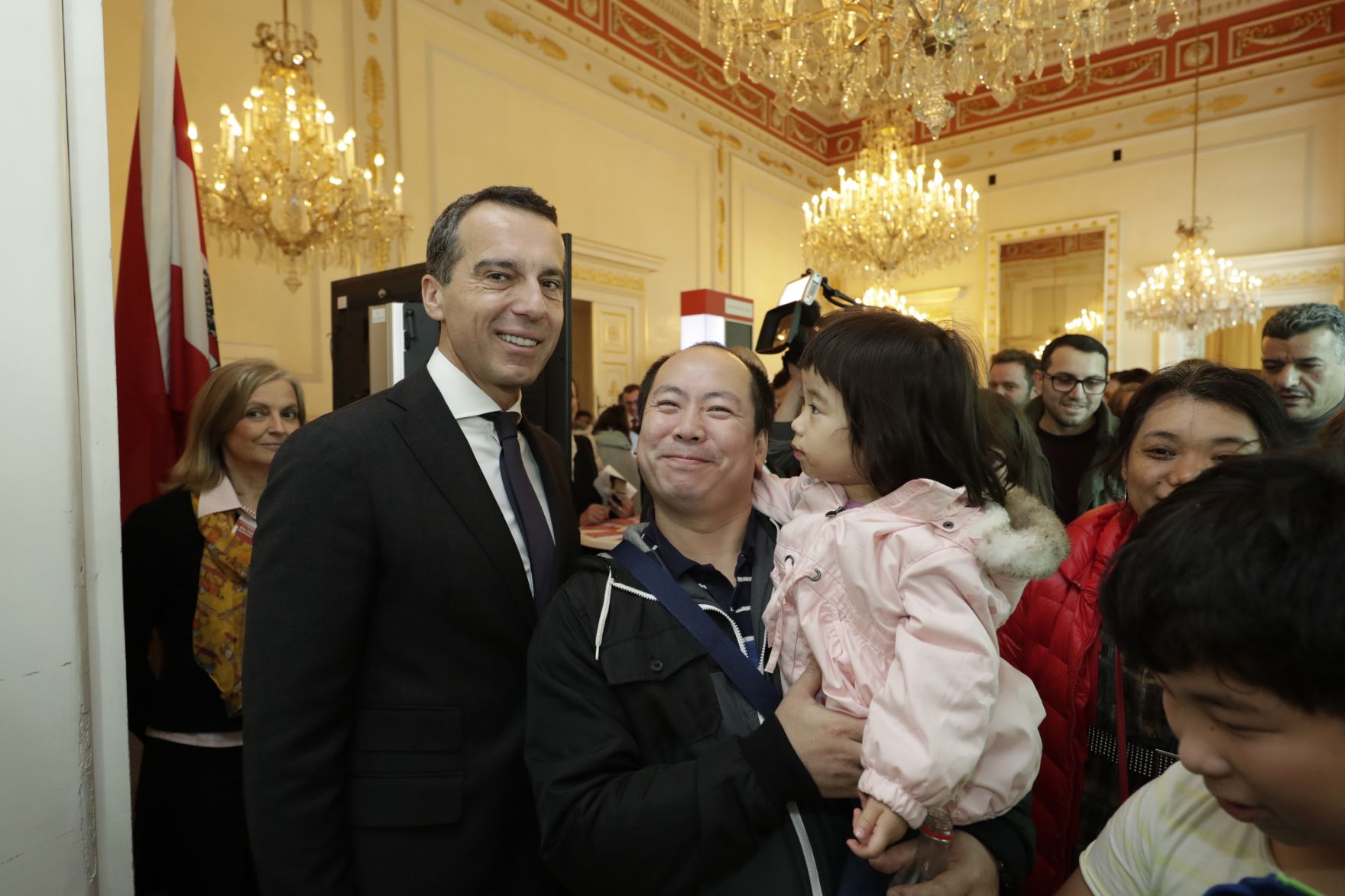 Am 26. Oktober 2016 empfing Bundeskanzler Christian Kern im Rahmen des Nationalfeiertages Besucherinnen und Besucher im Bundeskanzleramt.