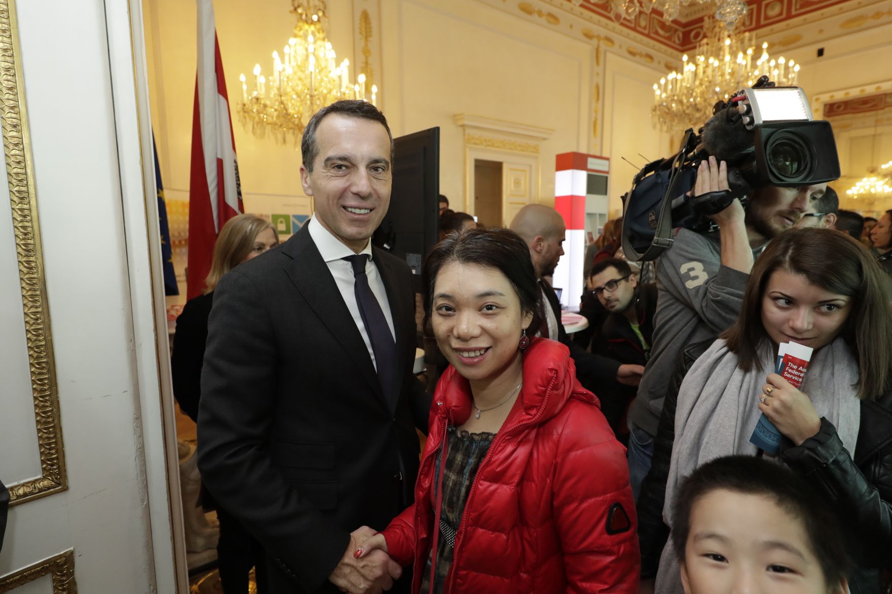 Am 26. Oktober 2016 empfing Bundeskanzler Christian Kern im Rahmen des Nationalfeiertages Besucherinnen und Besucher im Bundeskanzleramt.