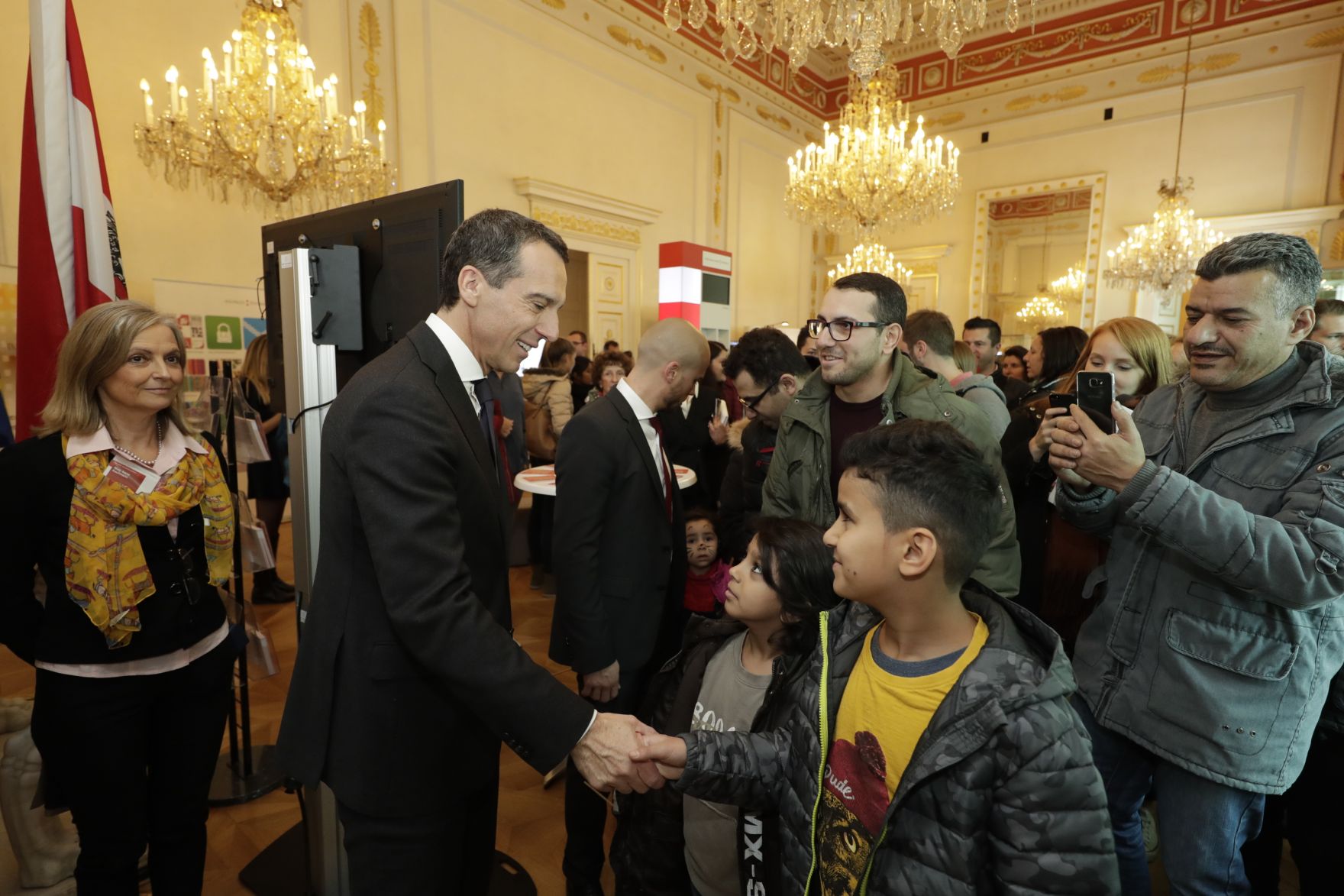Am 26. Oktober 2016 empfing Bundeskanzler Christian Kern im Rahmen des Nationalfeiertages Besucherinnen und Besucher im Bundeskanzleramt.