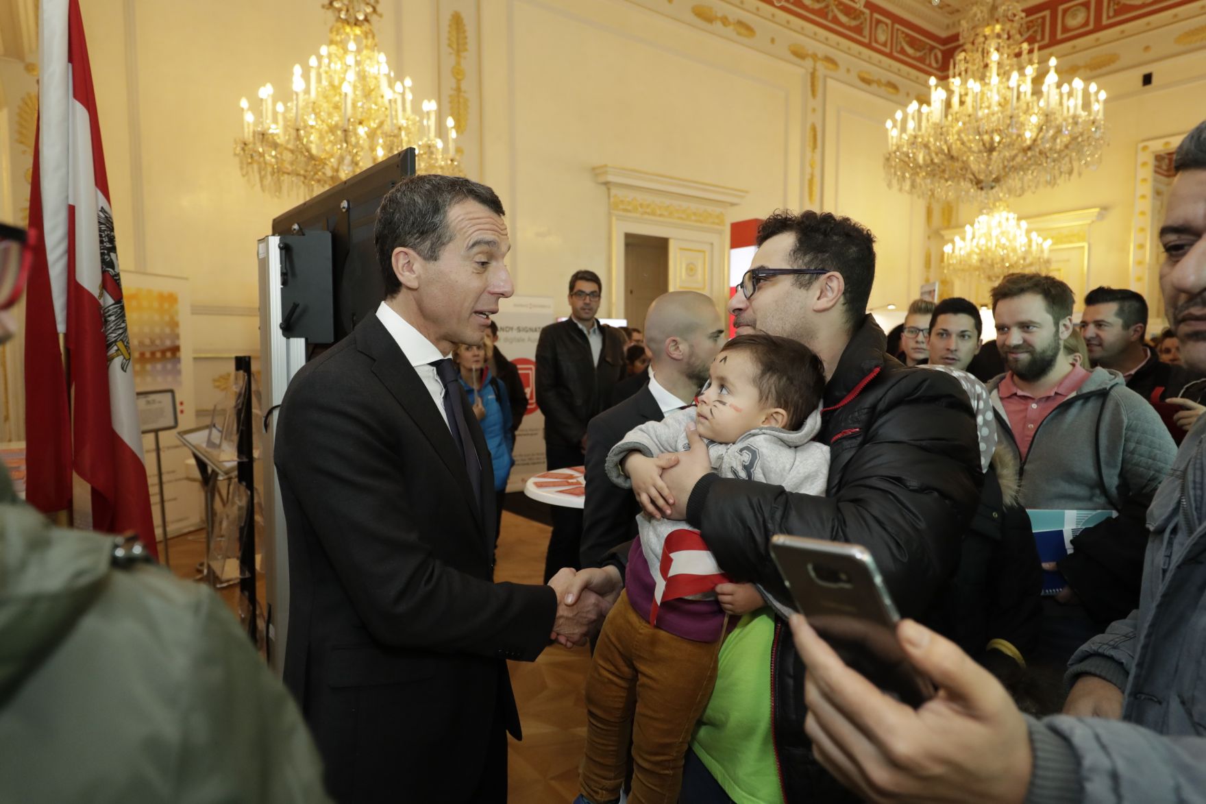 Am 26. Oktober 2016 empfing Bundeskanzler Christian Kern im Rahmen des Nationalfeiertages Besucherinnen und Besucher im Bundeskanzleramt.