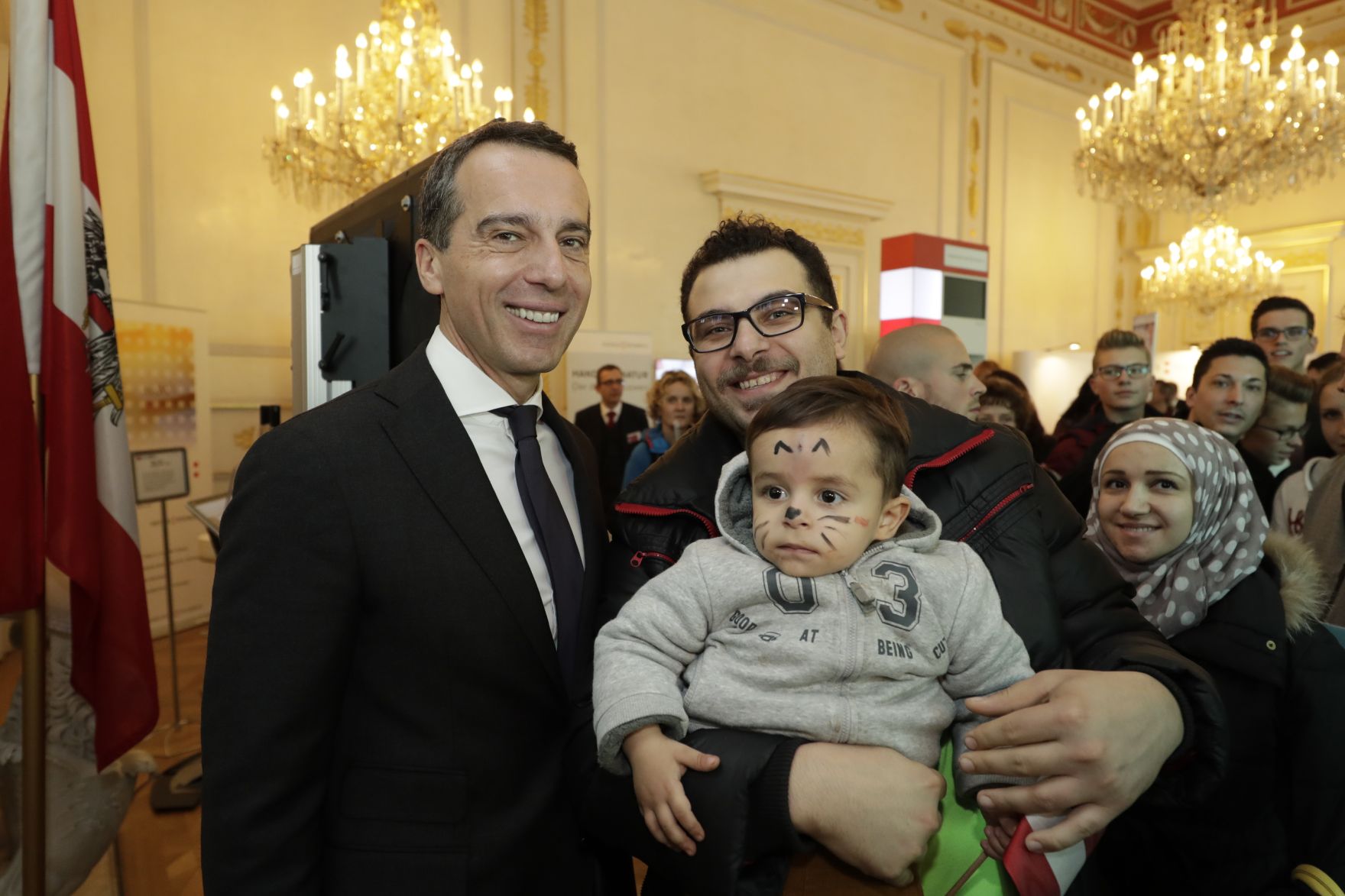 Am 26. Oktober 2016 empfing Bundeskanzler Christian Kern im Rahmen des Nationalfeiertages Besucherinnen und Besucher im Bundeskanzleramt.