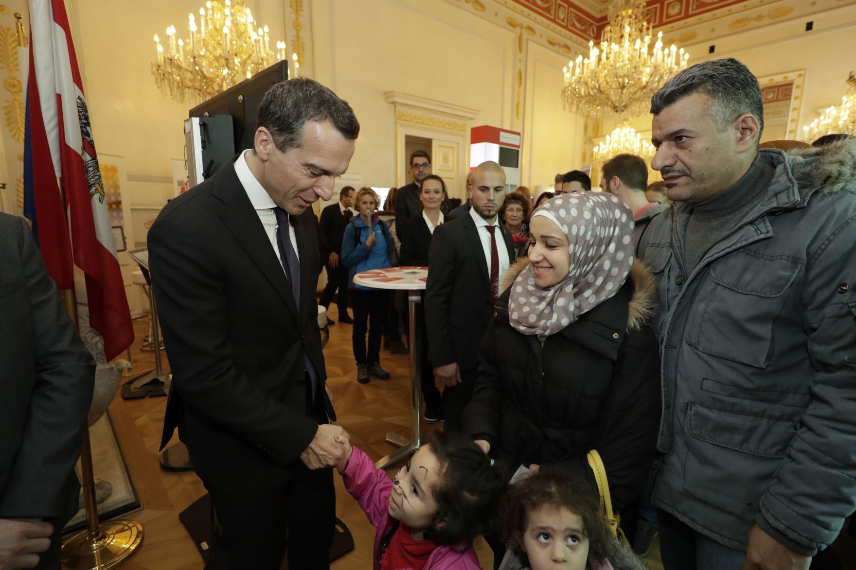 Am 26. Oktober 2016 empfing Bundeskanzler Christian Kern im Rahmen des Nationalfeiertages Besucherinnen und Besucher im Bundeskanzleramt.
