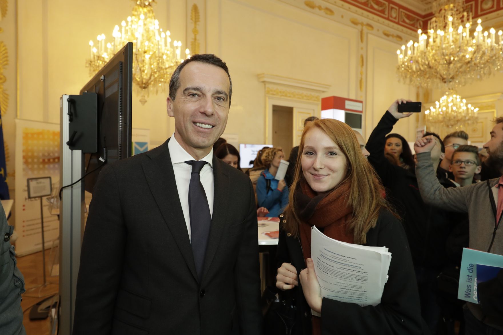 Am 26. Oktober 2016 empfing Bundeskanzler Christian Kern im Rahmen des Nationalfeiertages Besucherinnen und Besucher im Bundeskanzleramt.