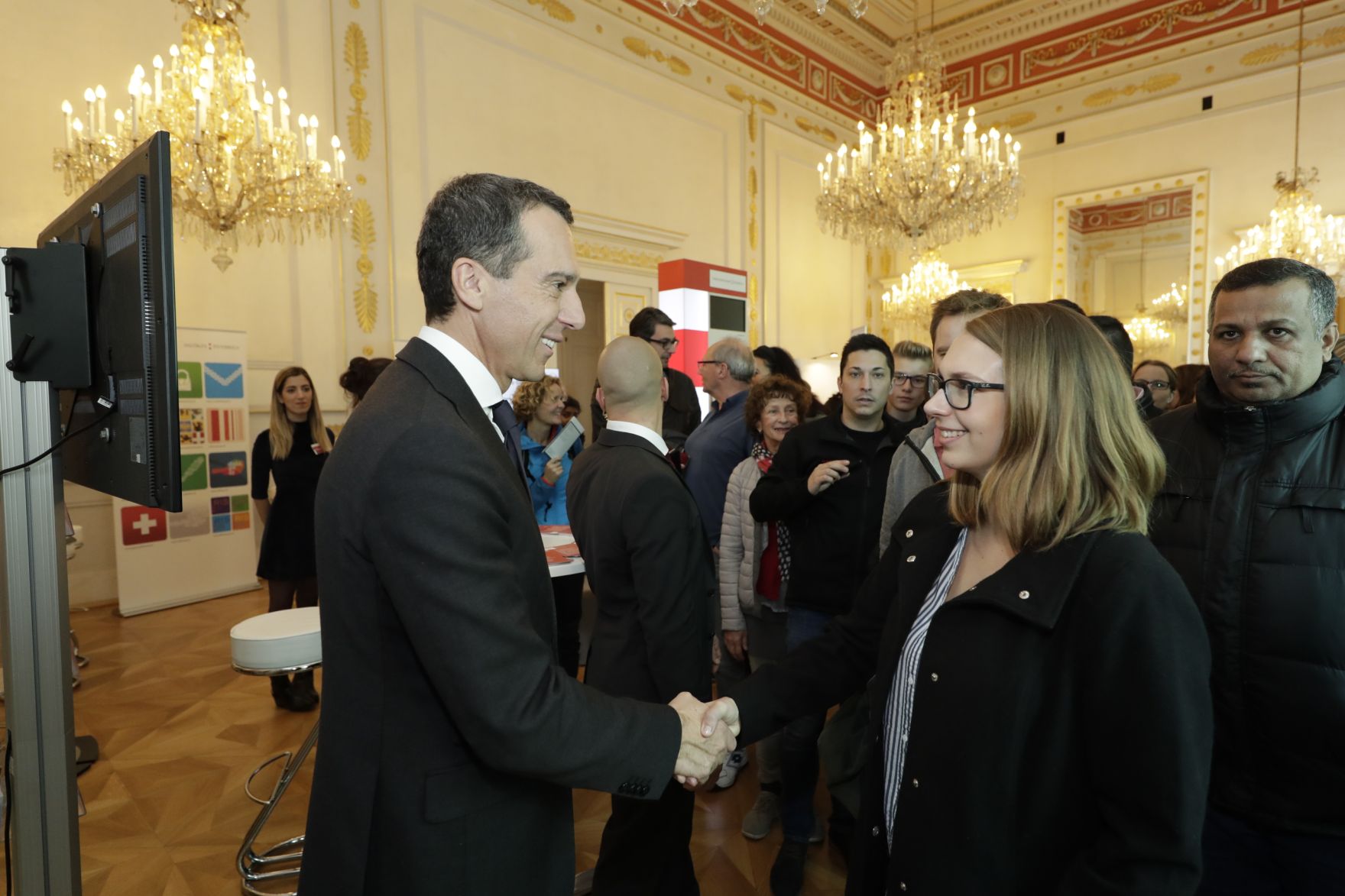 Am 26. Oktober 2016 empfing Bundeskanzler Christian Kern im Rahmen des Nationalfeiertages Besucherinnen und Besucher im Bundeskanzleramt.