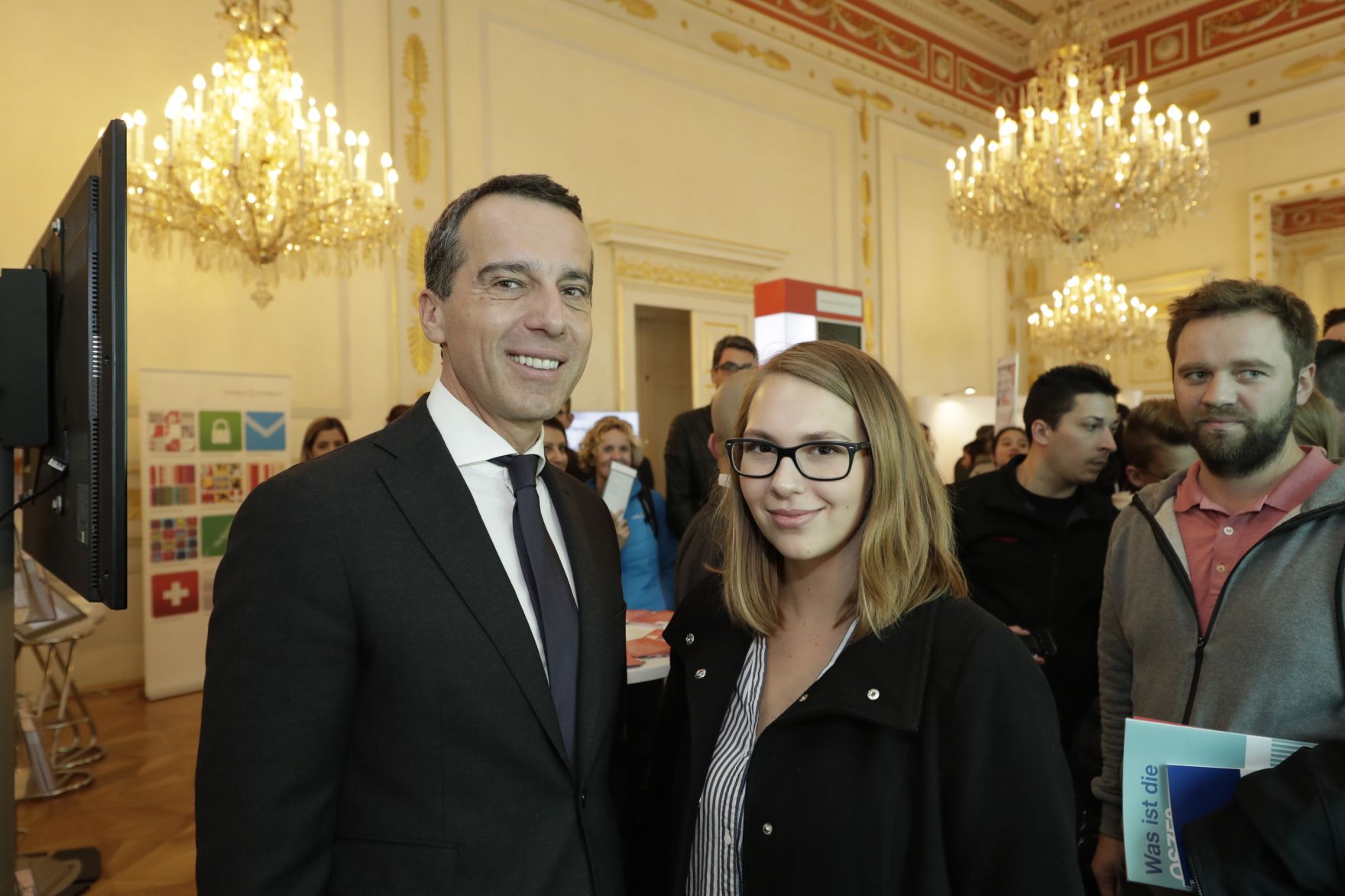 Am 26. Oktober 2016 empfing Bundeskanzler Christian Kern im Rahmen des Nationalfeiertages Besucherinnen und Besucher im Bundeskanzleramt.