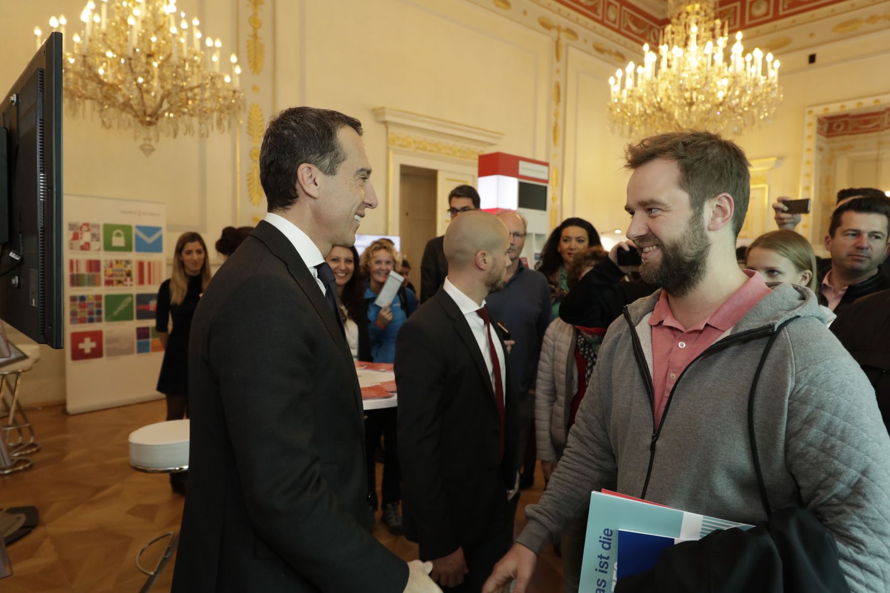 Am 26. Oktober 2016 empfing Bundeskanzler Christian Kern im Rahmen des Nationalfeiertages Besucherinnen und Besucher im Bundeskanzleramt.