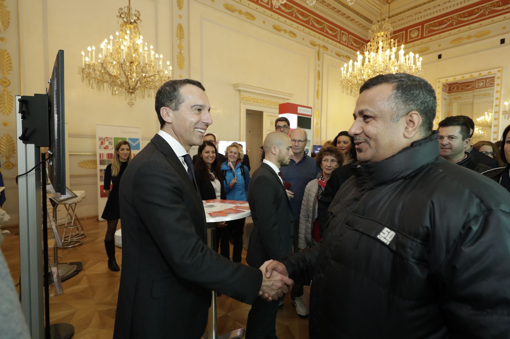 Am 26. Oktober 2016 empfing Bundeskanzler Christian Kern im Rahmen des Nationalfeiertages Besucherinnen und Besucher im Bundeskanzleramt.