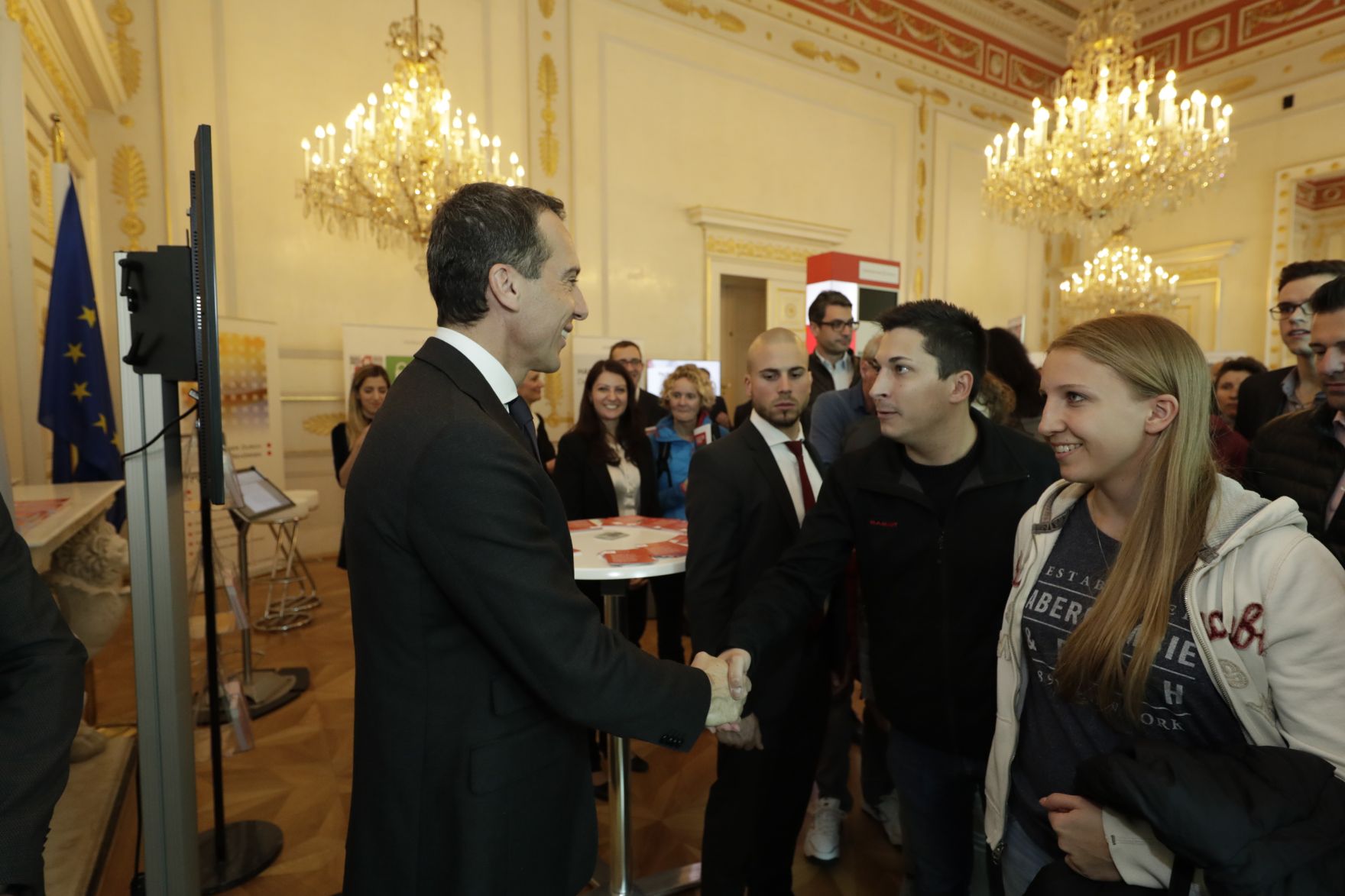Am 26. Oktober 2016 empfing Bundeskanzler Christian Kern im Rahmen des Nationalfeiertages Besucherinnen und Besucher im Bundeskanzleramt.