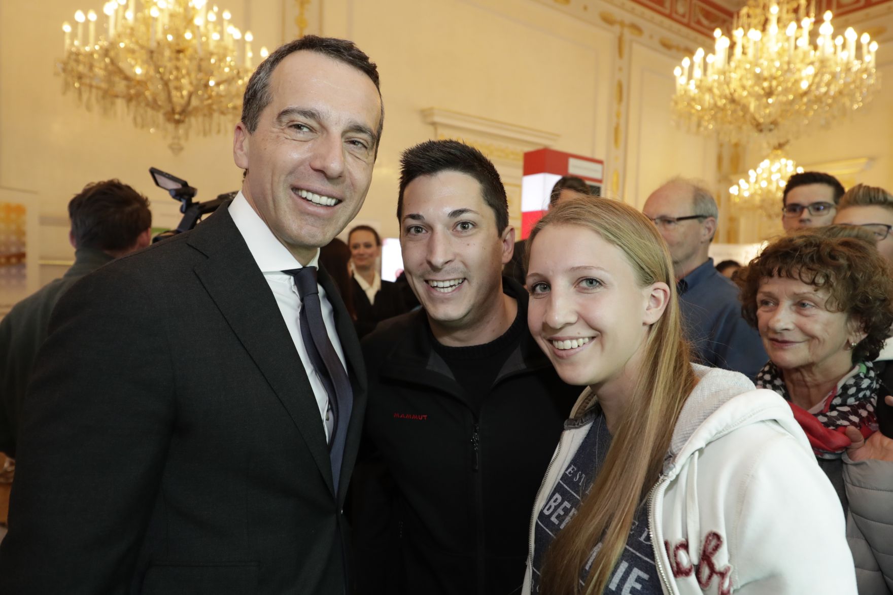 Am 26. Oktober 2016 empfing Bundeskanzler Christian Kern im Rahmen des Nationalfeiertages Besucherinnen und Besucher im Bundeskanzleramt.