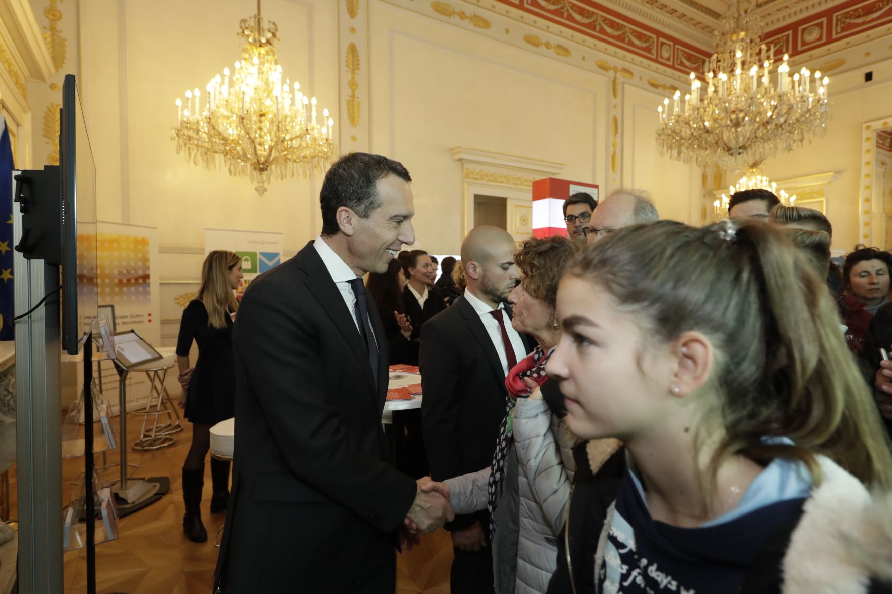 Am 26. Oktober 2016 empfing Bundeskanzler Christian Kern im Rahmen des Nationalfeiertages Besucherinnen und Besucher im Bundeskanzleramt.