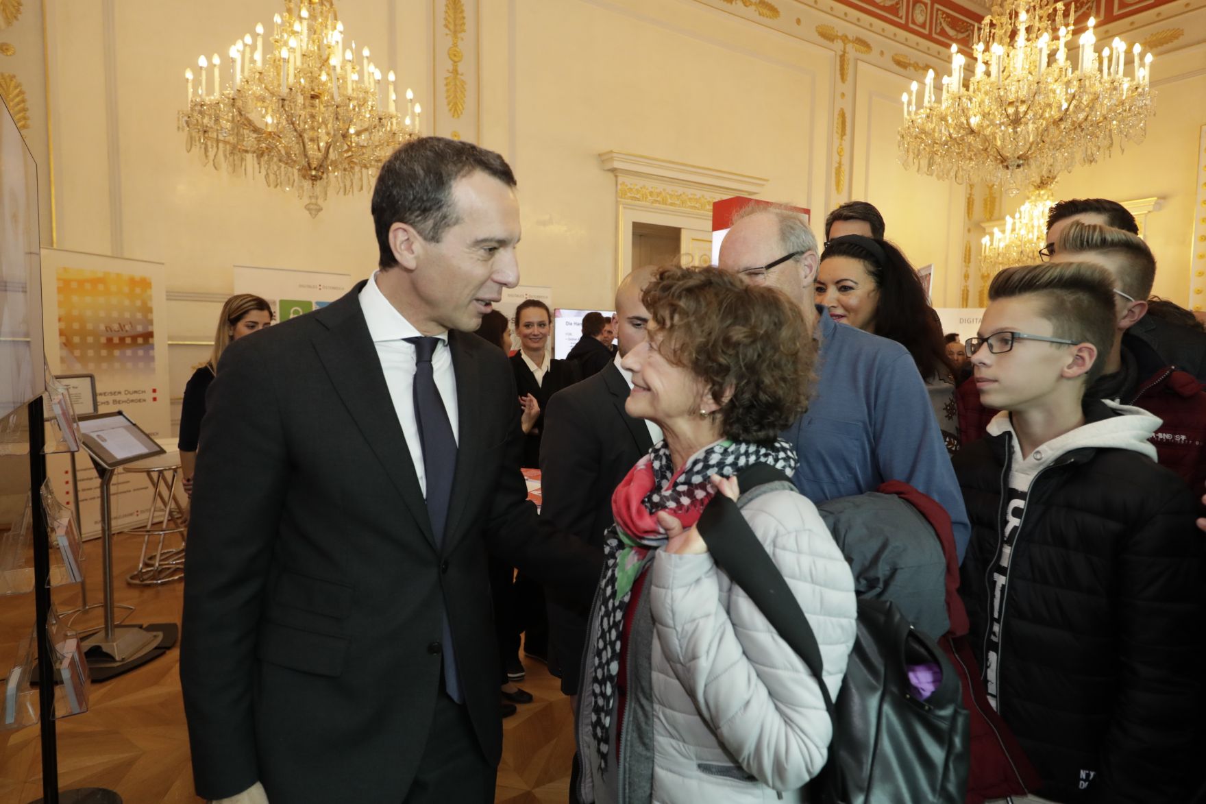 Am 26. Oktober 2016 empfing Bundeskanzler Christian Kern im Rahmen des Nationalfeiertages Besucherinnen und Besucher im Bundeskanzleramt.