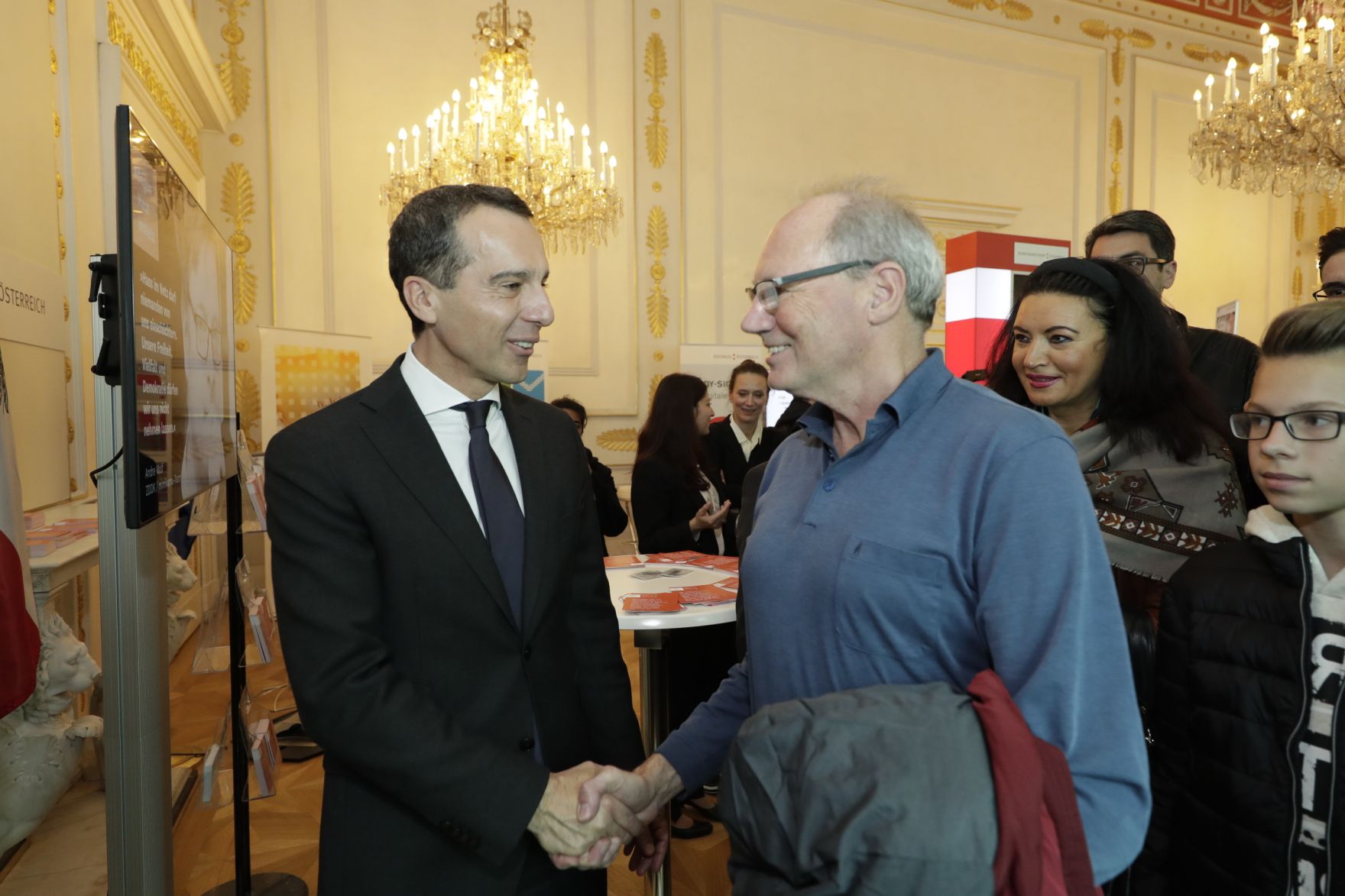 Am 26. Oktober 2016 empfing Bundeskanzler Christian Kern im Rahmen des Nationalfeiertages Besucherinnen und Besucher im Bundeskanzleramt.