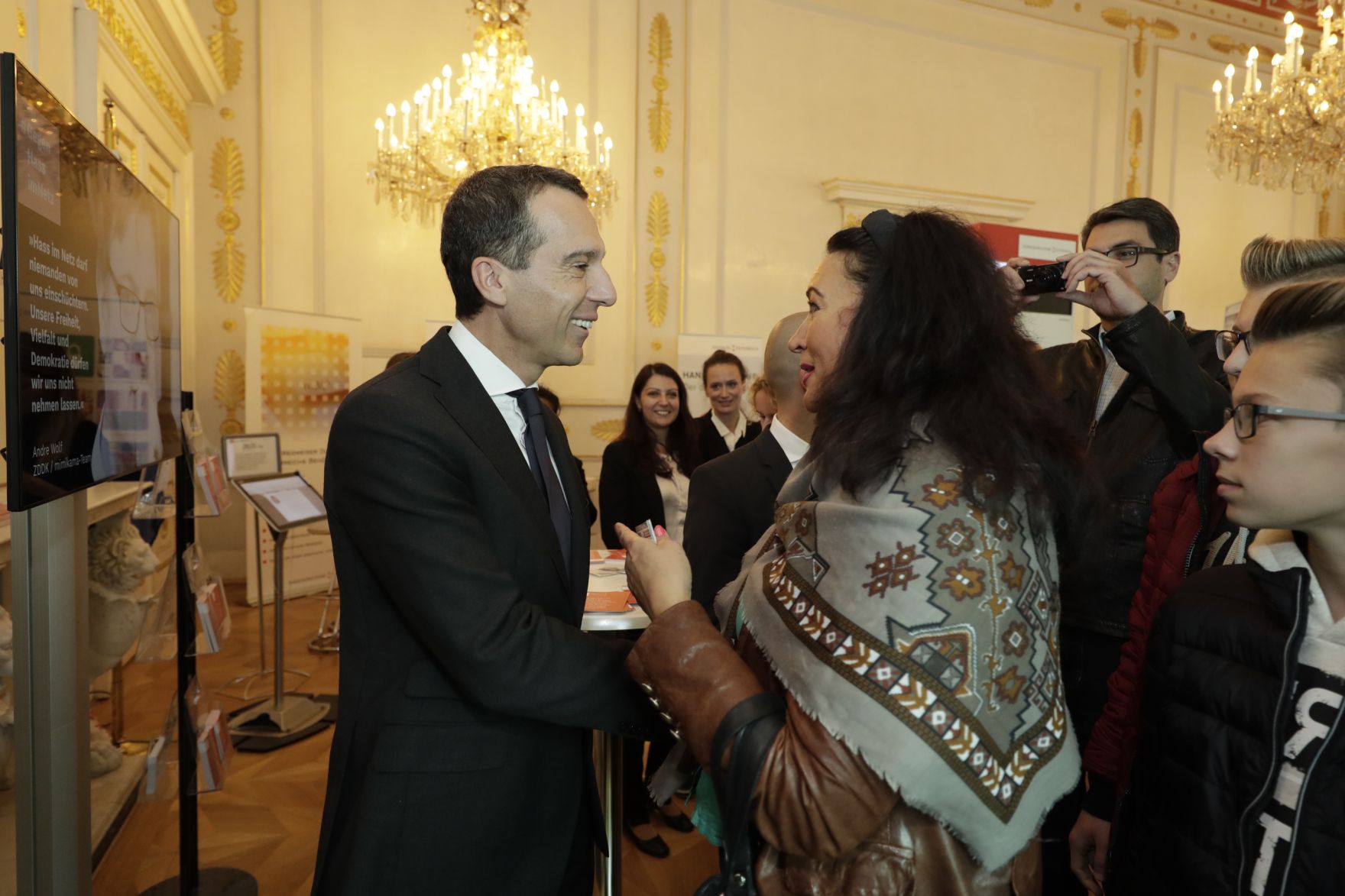 Am 26. Oktober 2016 empfing Bundeskanzler Christian Kern im Rahmen des Nationalfeiertages Besucherinnen und Besucher im Bundeskanzleramt.