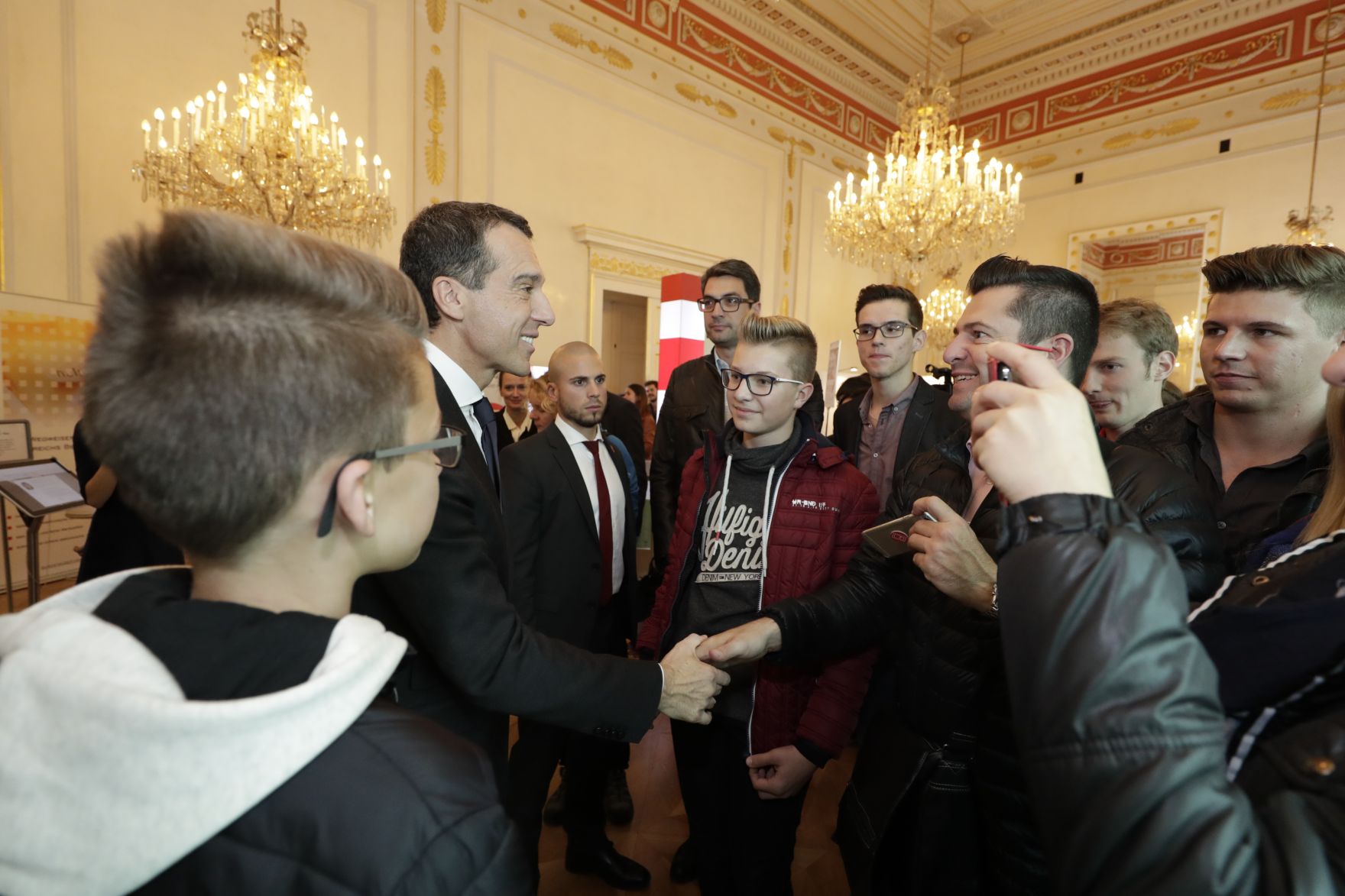 Am 26. Oktober 2016 empfing Bundeskanzler Christian Kern im Rahmen des Nationalfeiertages Besucherinnen und Besucher im Bundeskanzleramt.