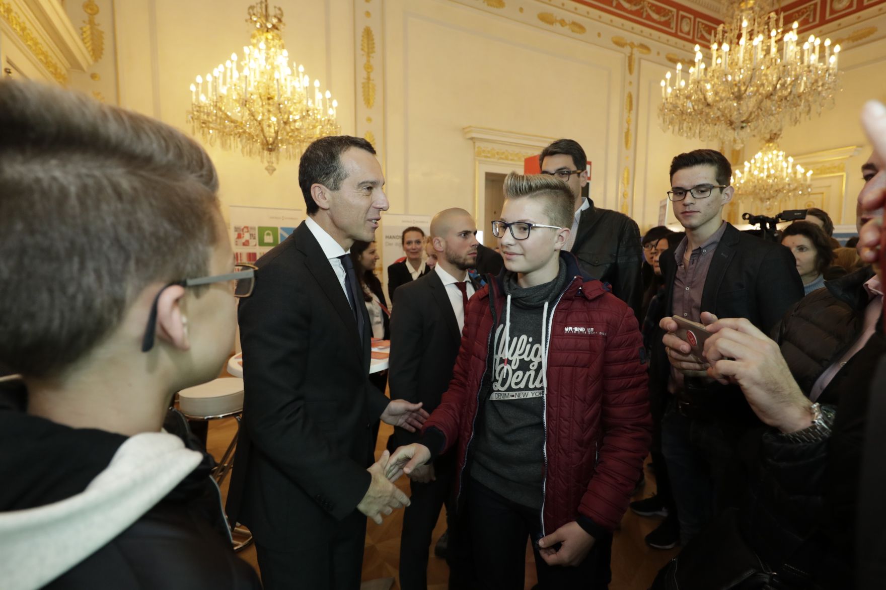 Am 26. Oktober 2016 empfing Bundeskanzler Christian Kern im Rahmen des Nationalfeiertages Besucherinnen und Besucher im Bundeskanzleramt.