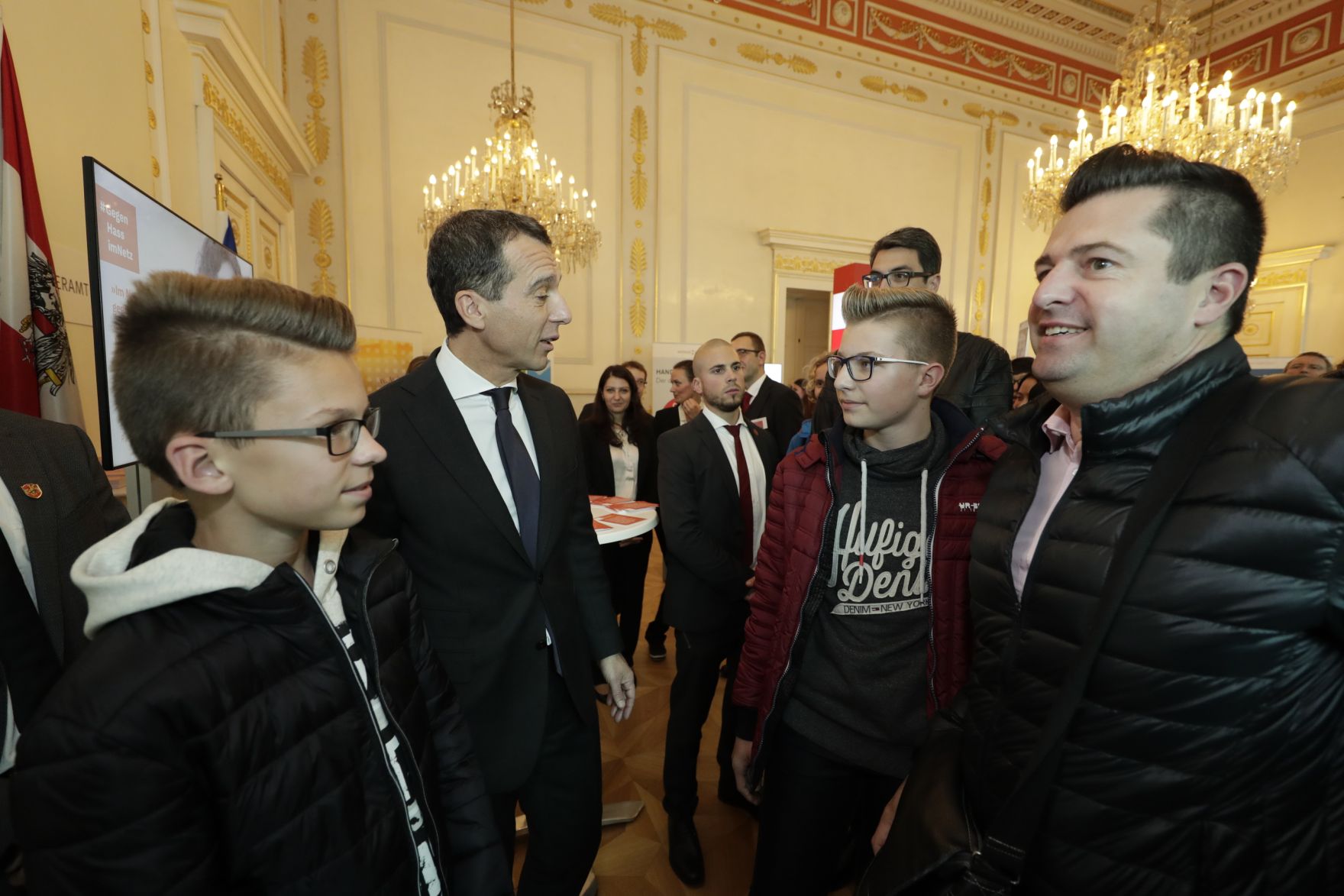 Am 26. Oktober 2016 empfing Bundeskanzler Christian Kern im Rahmen des Nationalfeiertages Besucherinnen und Besucher im Bundeskanzleramt.